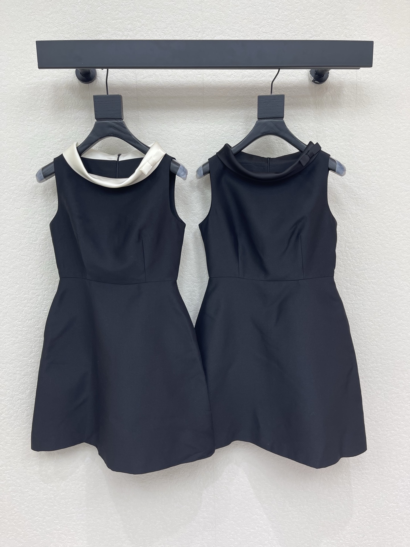 NO:909700,Design 26 spring and summer new French Hepburn style stand-up collar bow sleeveless dress. Gentle and elegant lady-style small skirt. Customized fabric texture is great. Comfortable to wear, breathable and not stuffy. It is paired with a simple and ultimate classic skirt cut. The upper body is gentle. The small A-line straight version is very friendly to all body types. It can be used for daily commuting. SMLXL,,skirts,19860909设计26春夏新品法式赫本风立领蝴蝶结无袖连衣裙 温柔又优雅的lady气质款小裙子 定制面料质感超赞 穿着舒适透气不闷热 搭配简约极致经典裙型裁剪 上身是温柔挂了 小A字直筒版型对各种身材都非常友好 日常通勤皆可SMLXL,,skirts,,Women's clothing