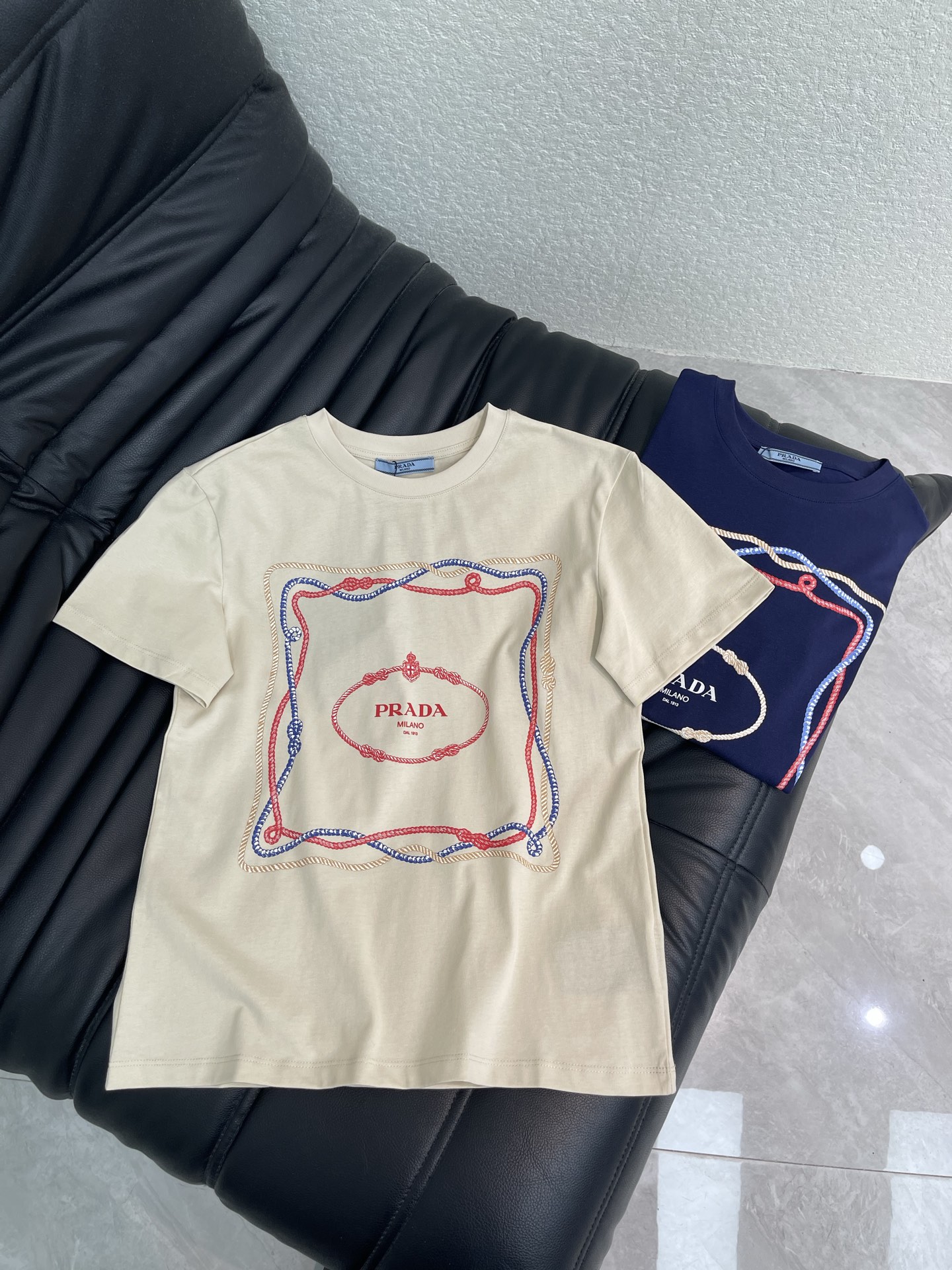 NO:909075,Prad*26 new spring and summer three-color square letter logo printed short-sleeved T-shirt!  Customized pure cotton fabric is soft, comfortable and full of texture. The square frame letter logo decoration is outlined on the chest, giving it a full sense of brand!  It’s OK for daily outings or leisure. The design is simple and elegant. It looks great with jeans or skirts. It’s easy to switch between multiple styles!  Two-color SML,,prada,skirts,jeans,T-shirt,tees,t-shirt,19860909Prad*26春夏新款三色方形字母徽标印花短袖T恤！定制纯棉面料 柔软舒适 质感十足 胸前勾勒出方形外框字母徽标装饰 品牌感满满！日常出街或休闲都很OK 设计简约大方 搭配牛仔裤或半裙都很出彩 轻松切换多种风格！两色SML,,prada,skirts,jeans,T-shirt,tees，t-shirt,,Women's clothing