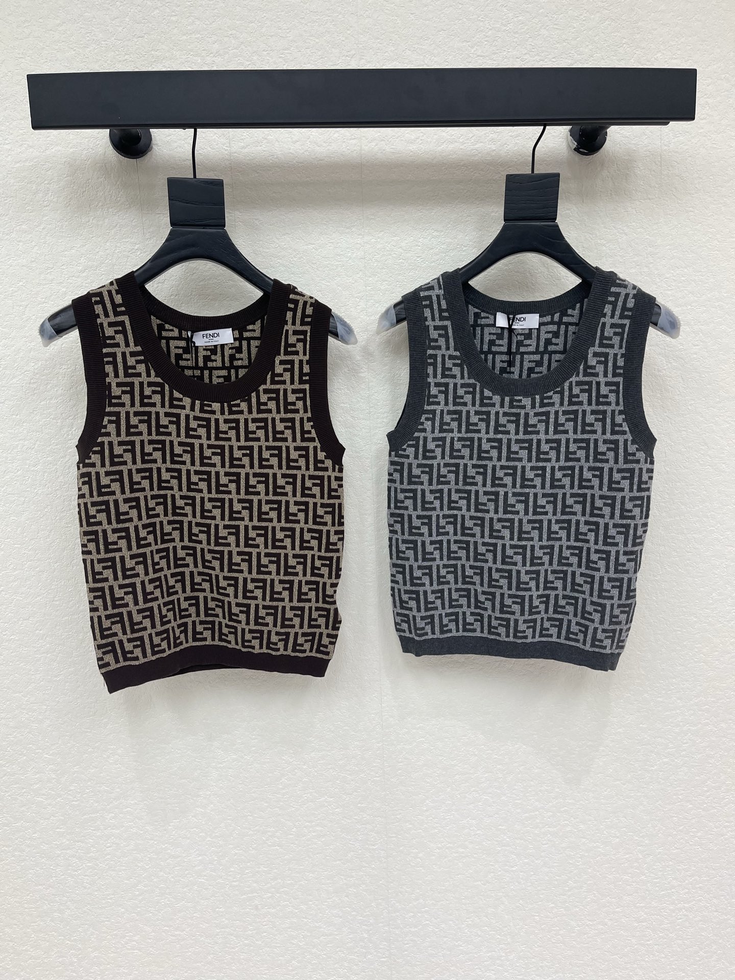NO:909724,FEND*26 new spring and summer jacquard knitted vest!  Customized cotton yarn weaving, comfortable texture, full of elasticity, knitted vest tailoring, ready-made garments narrowed by threaded edges, same-color edged all-over double F jacquard pattern, rich design to highlight layers, overall shape is high-end and crisp, creating a unique fashionable style of the brand, slim tailoring, highlighting the figure, hot and fashionable!  SML,,fendi,19860909FEND*26春夏新款提花针织背心！定制棉纶纱线织造 质感舒适 弹力十足 针织背心剪裁 成衣以螺纹包边收窄 同色系包边通体双F提花图案 设计丰富凸显层次 整体造型高级挺括 打造品牌特有时髦风格 修身剪裁 凸显身材 热辣时髦！SML,,fendi,,Women's clothing