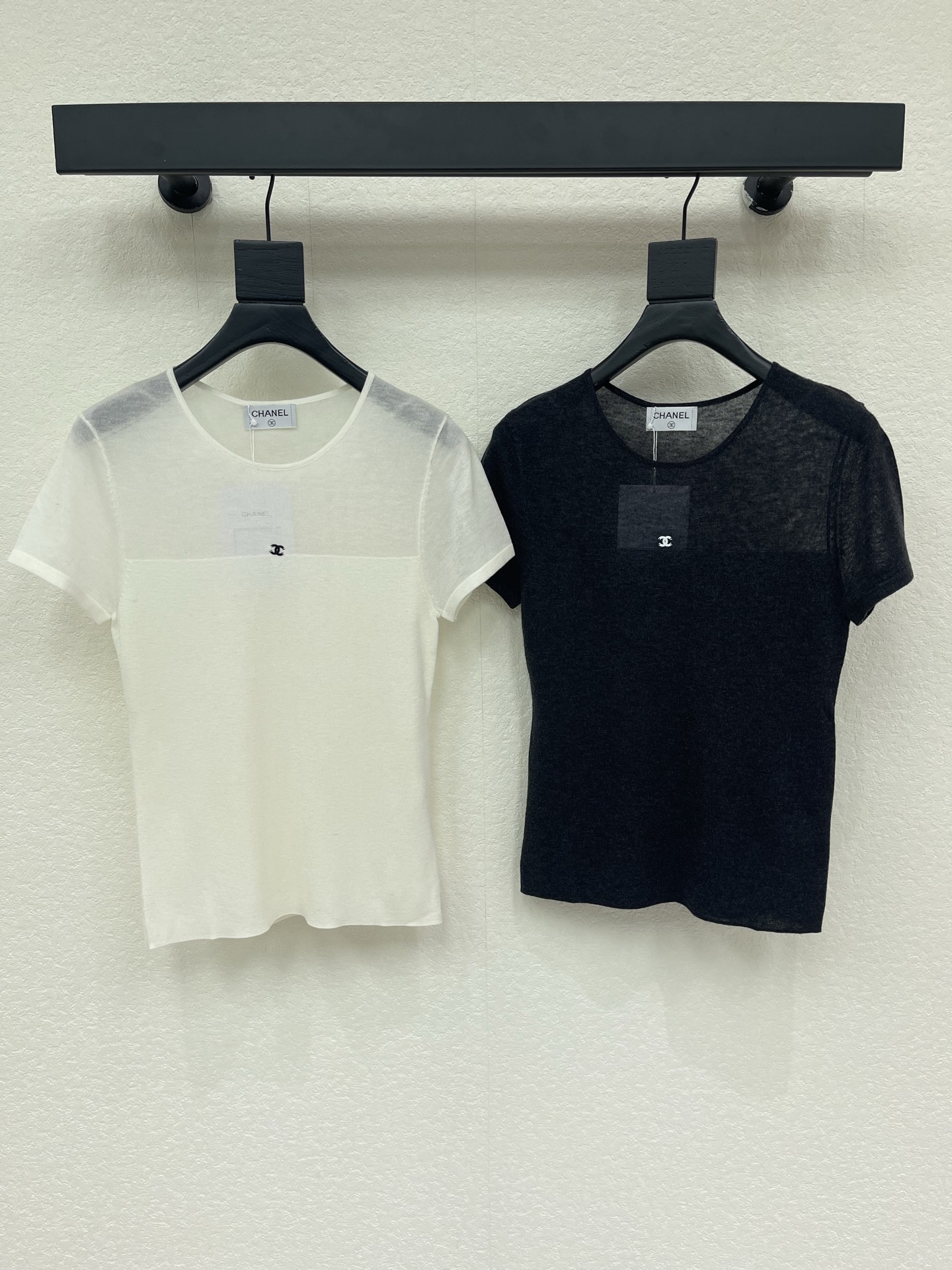 NO:909720,Chane*26 new spring and summer new mesh splicing knitted short-sleeves, classic black and white, light mesh + cotton splicing, breathable and comfortable, perfect for spring and summer!  The round neck design is simple and elegant, and the double C logo on the chest is very recognizable. The details are perfect and it will look good no matter how you wear it ~ it can be easily used for daily commuting and leisure, and it looks great when worn alone or layered with it!  SML,,chanel,T-shirt,19860909Chane*26春夏新款网纱拼接针织短袖,经典黑白两色,轻薄网纱+棉质拼接,透气又舒适,春夏穿超合适！圆领设计简约大方,胸前双C标志超有辨识度,细节满分怎么搭都好看～日常通勤、休闲都能轻松驾驭,单穿或内搭都很出彩！SML,,chanel,T-shirt,,Women's clothing