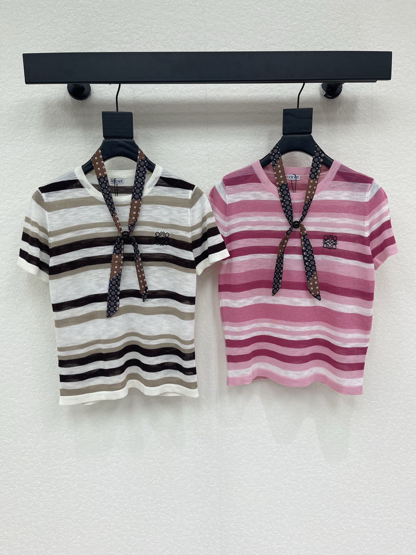 NO:909712,Loew*26 new spring and summer striped splicing knitted short-sleeves are made of combed cotton, soft and breathable, and super comfortable to wear!  Contrasting stripes and round neck design, simple and versatile, can be easily worn for daily commuting or leisure. It looks great with jeans and skirts!  SML,,loewe,skirts,jeans,T-shirt,19860909Loew*26春夏新款条纹拼接针织短袖,采用精梳棉材质,柔软透气,穿着超舒适！撞色条纹,圆领设计,简约又百搭,日常通勤或休闲都能轻松驾驭.搭配牛仔裤、半身裙都很出彩！SML,,loewe,skirts,jeans,T-shirt,,Women's clothing