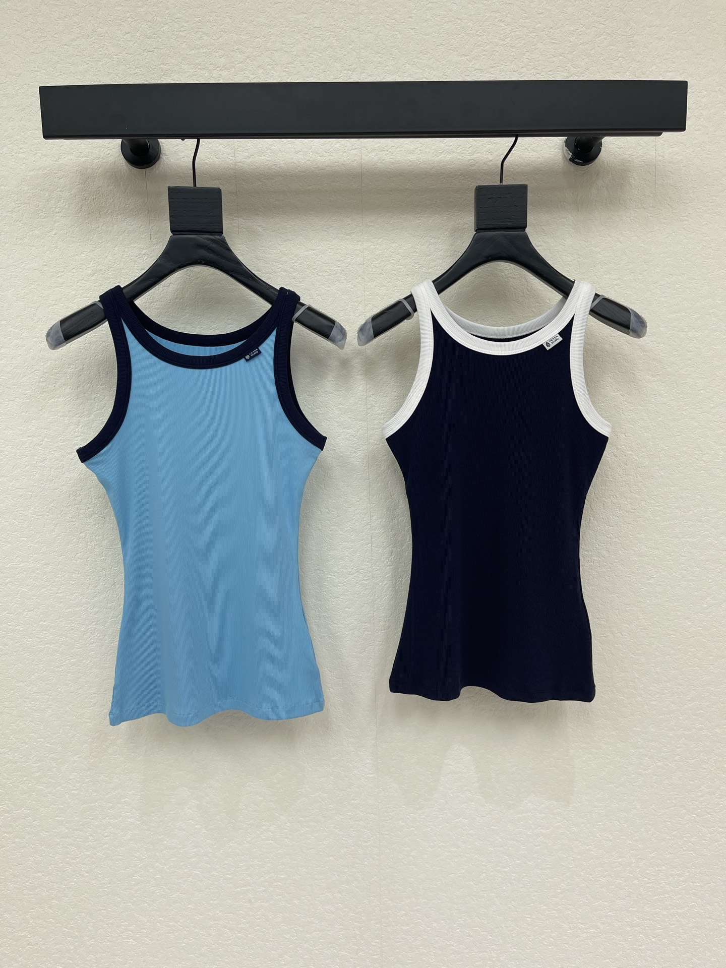 NO:909708,Prad*26 new spring and summer black and white contrast threaded vest, made of cotton threaded fabric, soft and skin-friendly, super breathable, super comfortable to wear in summer!  Sleeveless design + contrasting edges, simple and layered, suitable for wearing alone or as an inner layer. Slim cut, easily highlights the figure, can be easily used for daily commuting, leisure, and outdoor use. It is a must-have and versatile item in the wardrobe!  Two-color SML,,prada,19860909Prad*26春夏新款黑白撞色螺纹背心,采用棉质螺纹面料,柔软亲肤,透气性超棒,夏天穿超舒服！无袖设计+撞色边,简约又有层次感,单穿or内搭都很OK.修身剪裁,轻松凸显身形,日常通勤、休闲、户外都能轻松驾驭,是衣橱必备百搭单品！两色SML,,prada,,Women's clothing