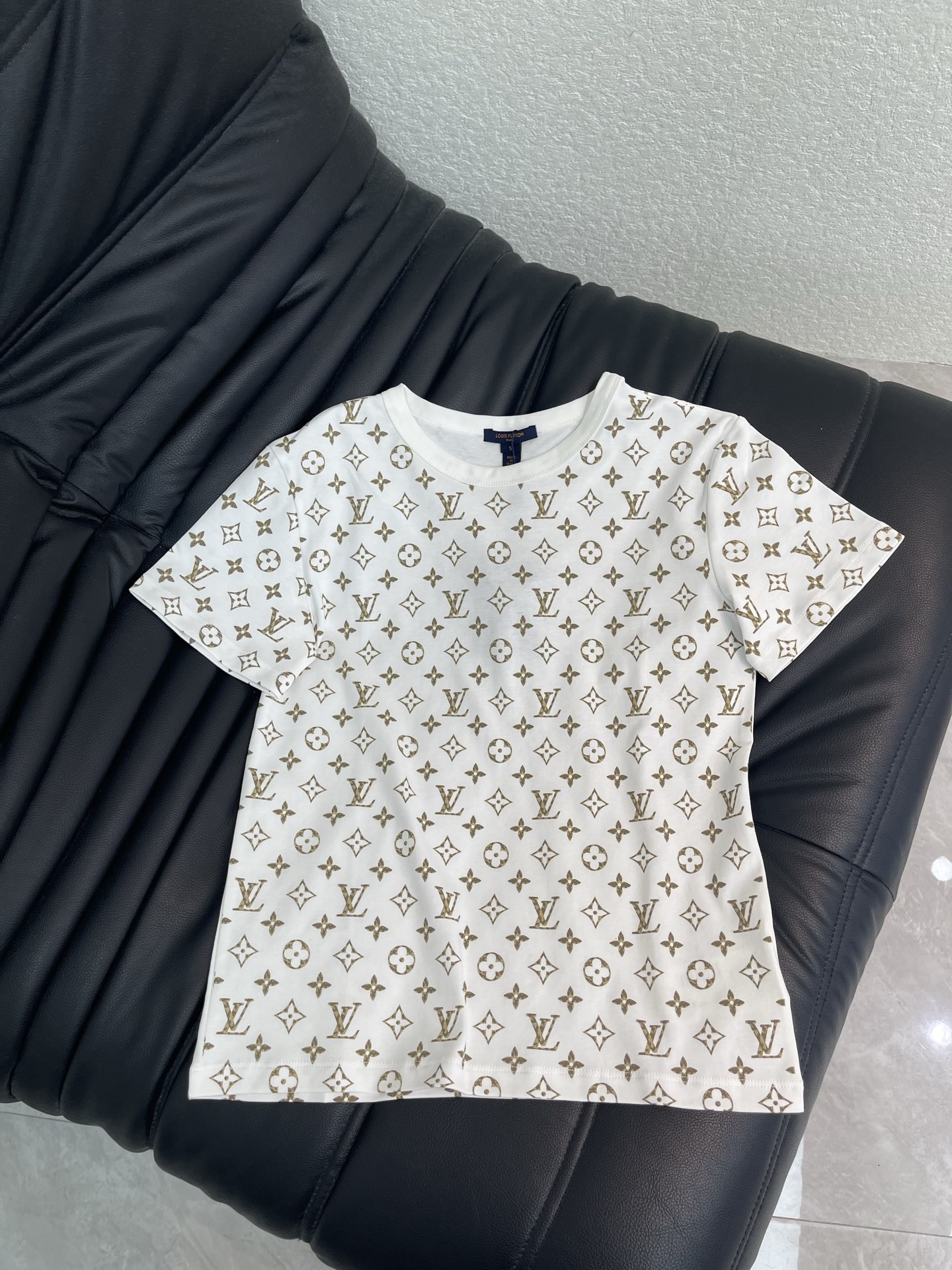NO:909704,Louis Vuitto*26 new spring and summer all-over printed presbyopia short-sleeved T-shirt. Customized twill cotton material, fine texture, breathable and comfortable, regular T-shirt cutting, highlighting the brand style, made of heavyweight pure cotton, slightly stretchy, showing a slimming visual effect, ready-made four-leaf clover elements and letter logo decoration, wearing a casual and lazy style!  SML,,louis vuitton,T-shirt,tees,t-shirt,19860909Louis Vuitto*26春夏新款满印老花短袖T恤.定制斜纹全棉材质,质感细腻,透气舒适,常规T恤裁剪,凸显品牌格调,采用克重纯棉制成,略带有弹力,呈现显瘦视觉效果,成衣四叶草元素和字母徽标装饰 ,穿搭出休闲慵懒风格！SML,,louis vuitton,T-shirt,tees，t-shirt,,Women's clothing