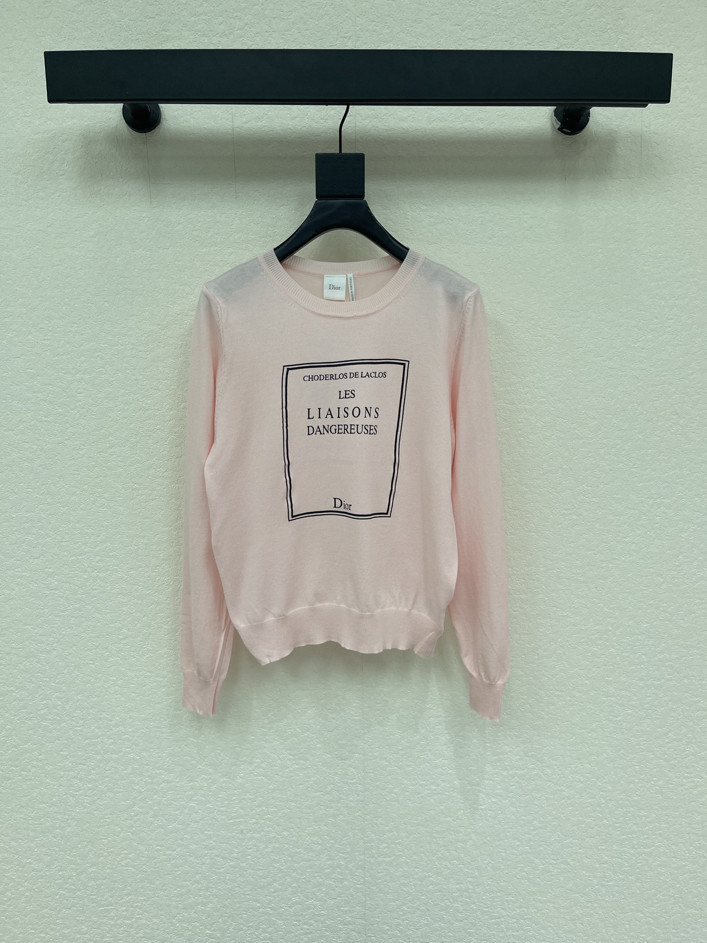 NO:910339,Dio*26 new early autumn pink letter long-sleeved sweater, made of Tencel, which is soft, skin-friendly and breathable, making it super comfortable to wear in spring and summer!  'Les Liaisons Dangereuses' literary elements on the front, perfect French elegance. Low saturation cherry blossom pink, whitening without picking on skin tone, round neck + slightly loose tailoring, comfortable and fashionable, versatile to wear alone or inside, can easily switch styles with jeans and skirts, suitable for commuting and dating!  SML,,dior,skirts,jeans,19860909Dio*26早秋新款粉色字母长袖针织衫,采用天丝柔软亲肤又透气,春夏穿超舒服！正面“Les Liaisons Dangereuses”文学元素,法式优雅气质满分.低饱和樱花粉,显白不挑肤色,圆领+微宽松剪裁,舒适又时髦,单穿或内搭都很百搭,搭配牛仔裤、半裙都能轻松切换风格,通勤约会都适合哦！SML,,dior,skirts,jeans,,Women's clothing