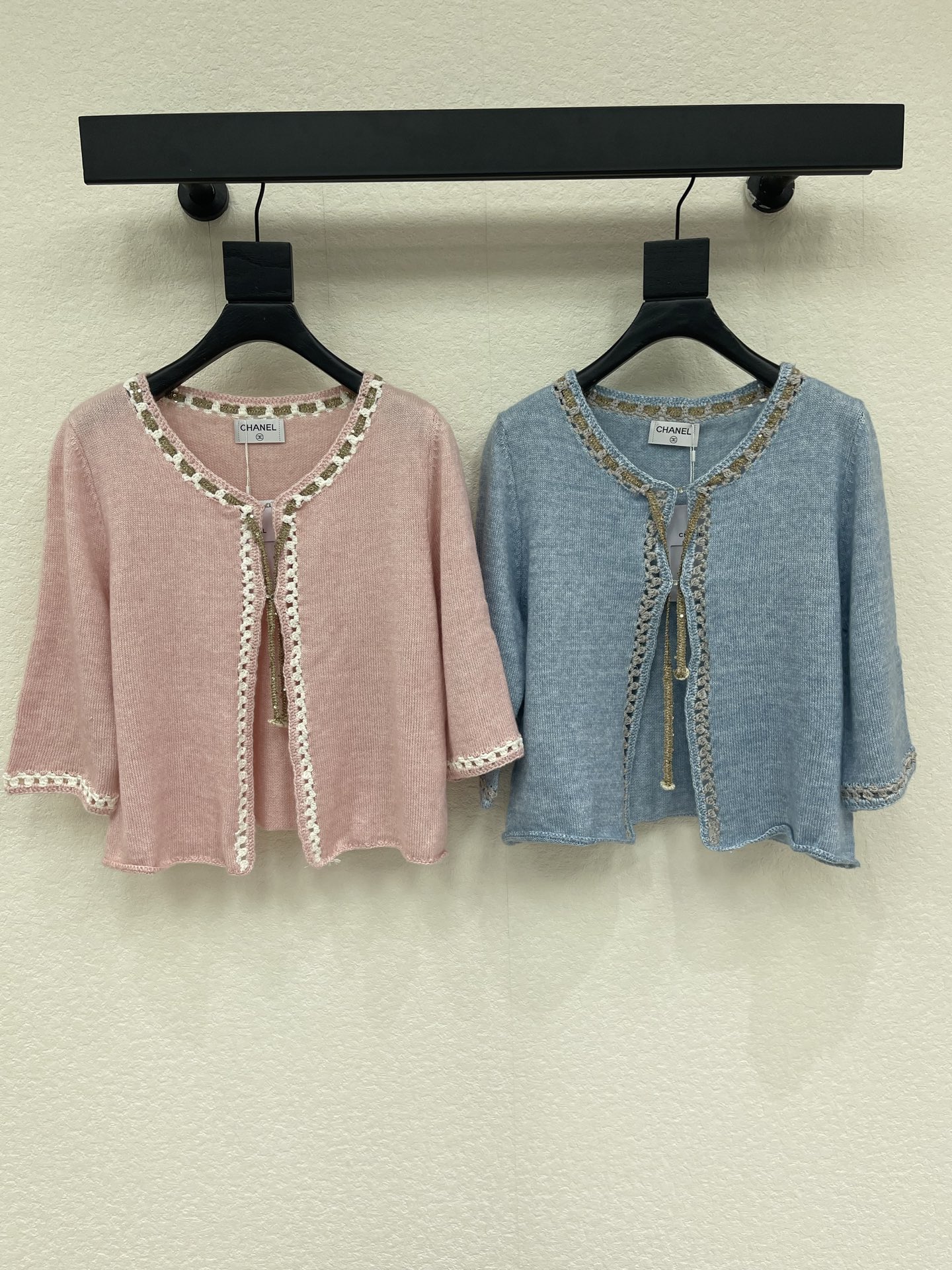 NO:910335,Chane*26 early autumn new bow tie three-quarter sleeve knitted cardigan, the fabric is soft and skin-friendly, lace embellishes the neckline and front, and the details are super exquisite. Short design + three-quarter sleeves, super comfortable to wear in spring and summer, it is gentle and sweet when paired with skirts or jeans ~ It can be easily used for daily outings and dates, practical and good-looking!  SML,,chanel,skirts,jeans,19860909Chane*26早秋新款蝴蝶结系绳七分袖针织开衫,面料柔软亲肤,蕾丝花边点缀领口和前襟,细节超精致.短款设计+七分袖,春夏穿超舒服,搭裙装或牛仔裤都很温柔甜美～日常出街、约会都能轻松驾驭,实用又好看！SML,,chanel,skirts,jeans,,Women's clothing