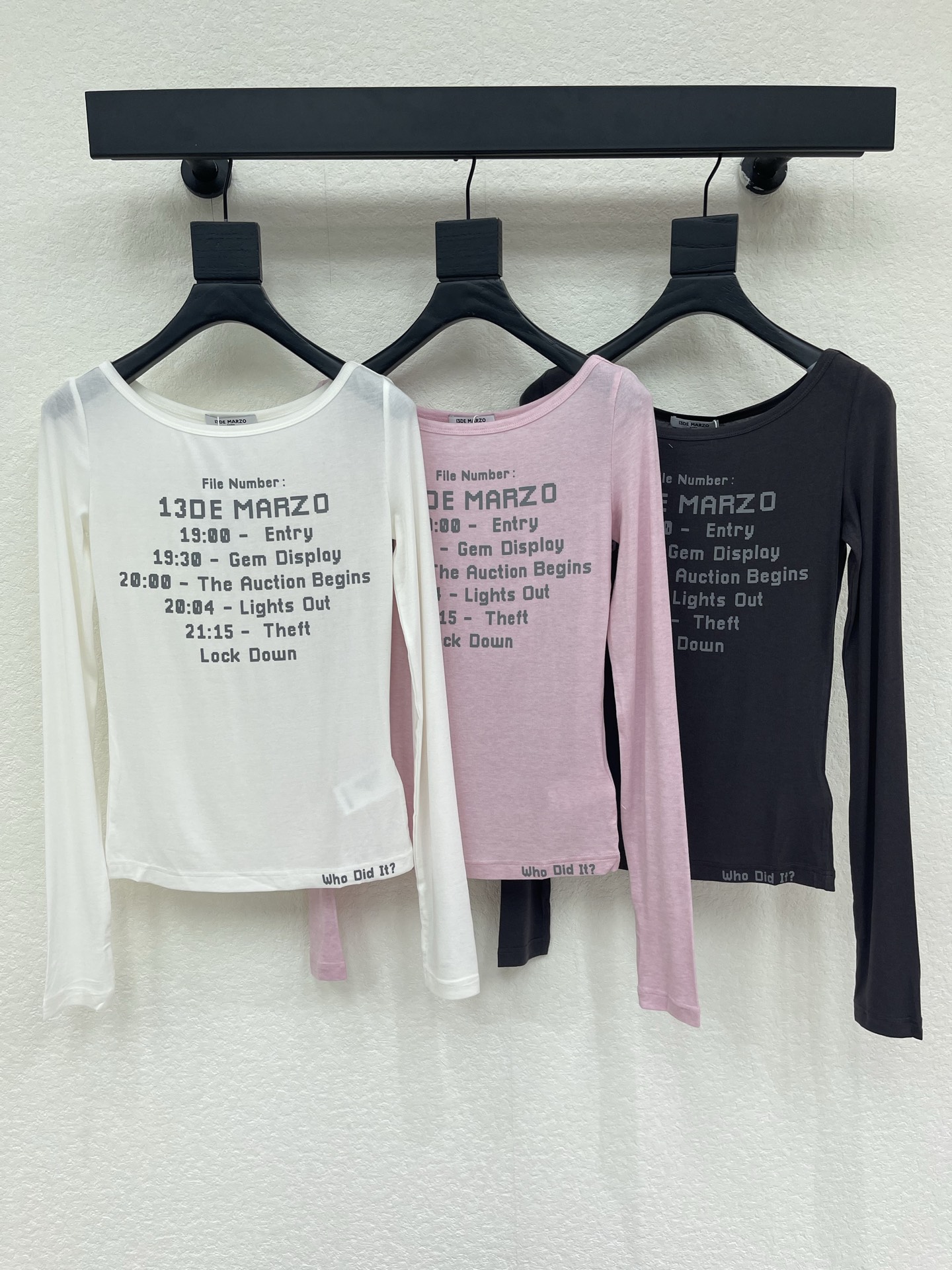 NO:911062,13De*26 new early autumn hot girl style long-sleeved slim T-shirt one-shoulder low round neck pullover bottoming shirt!  Cloudy and comfortable fabric!  Whoever wears it knows how comfortable it feels on the upper body!  Printed letter design and super stretchy fabric!  The classic colors are both everyday and high-end, a must-have for daily wear!  SML,,tees,t-shirt,1986090913De*26早秋新款辣妹风长袖修身T恤一字肩低圆领套头打底衫！云感舒适的面料！上身的触感谁穿谁知道的舒服！印花字母设计 面料弹力超级好！经典颜色都是日常又高级,日常穿搭必备！SML,,tees，t-shirt,,Women's clothing