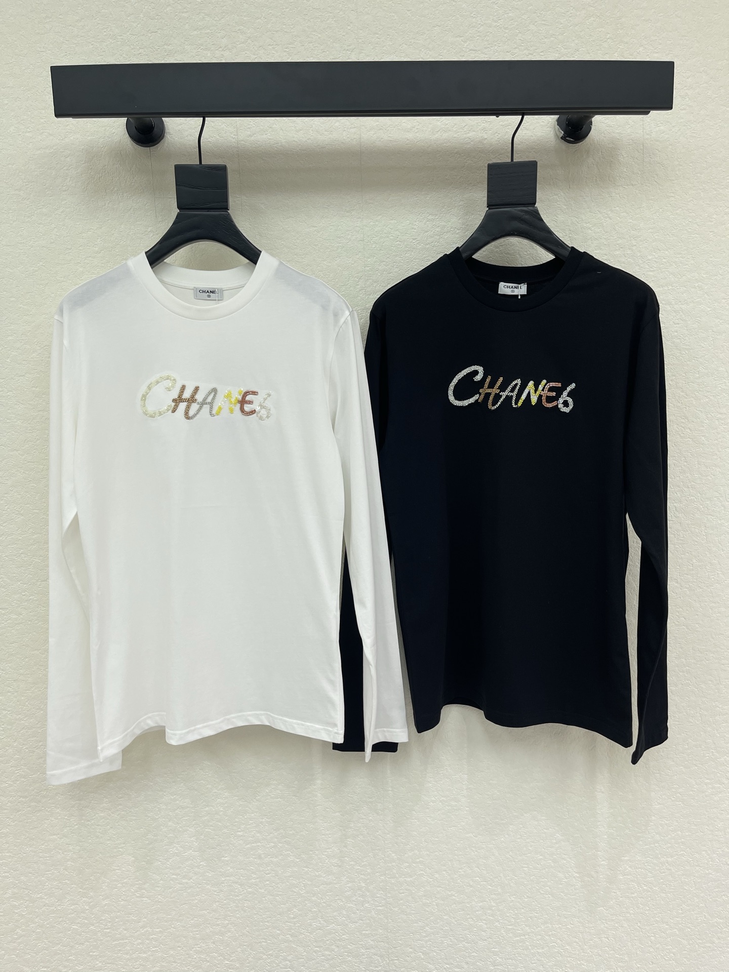 NO:911067,Chane*26 early autumn new beaded letter round neck long-sleeved T-shirt!  Long-sleeved T-shirts are a must-have in your autumn and winter wardrobe. Long-sleeved T-shirts are YYDS!  It’s hard not to fall in love with this fashionable seasonal favorite, full of youthful vitality!  The classic small round neck design is simple and easy to wear, and it is very eye-catching when walking on the street!  It feels lazy and casual and is so wearable!  The kind that has built-in slimming properties and can’t be taken off!  The version is not flattering at all!  Easily fits all body types!  SML,,chanel,tees,t-shirt,19860909Chane*26早秋新款钉珠字母圆领长袖T恤！秋冬衣橱必入的长袖T恤长袖T恤才是YYDS！时髦精过度季节的挚爱满满的青春活力 真的狠难不爱啊！经典的小圆领设计简洁好穿 走在街上吸睛度满分！慵懒又随意感觉真的太好穿了！自带显瘦属性 脱不下来的那种！版型完全不挑身材！各种体型都能轻松驾驭！SML,,chanel,tees，t-shirt,,Women's clothing