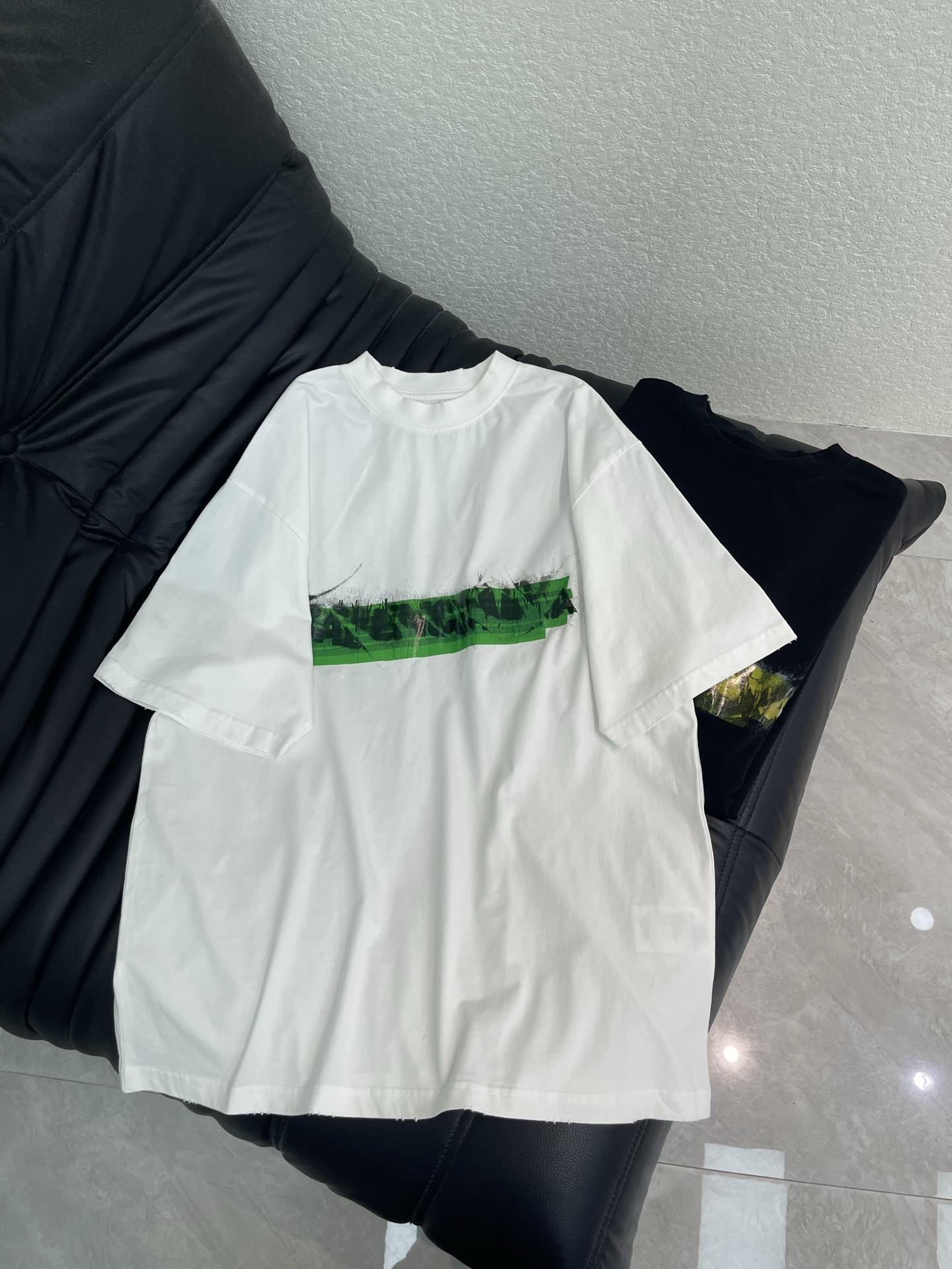 NO:910333,Balenciag*26 spring and summer new Paris Tape series short sleeves, made of pure cotton, with yellow/green main tones, tape-style letter printing on the front, full of deconstruction, super recognizable, loose fit, easy for both men and women to control, comfortable and fashionable, great for daily or street wear, the tape element is the highlight of this season, full of trend, and looks great with jeans or casual pants!  Size SML,,balenciaga,jeans,T-shirt,19860909Balenciag*26春夏新款巴黎胶带系列短袖,采用纯棉材质,黄色/绿色主调,正面胶带风格字母印花,解构感十足,超有辨识度,宽松版型,男女都能轻松驾驭,舒适又时髦,日常或街头穿搭都很出彩,胶带元素是本季亮点,潮流感满满,随便搭配牛仔裤或休闲裤都很有范儿！码数SML,,balenciaga,jeans,T-shirt,,Women's clothing