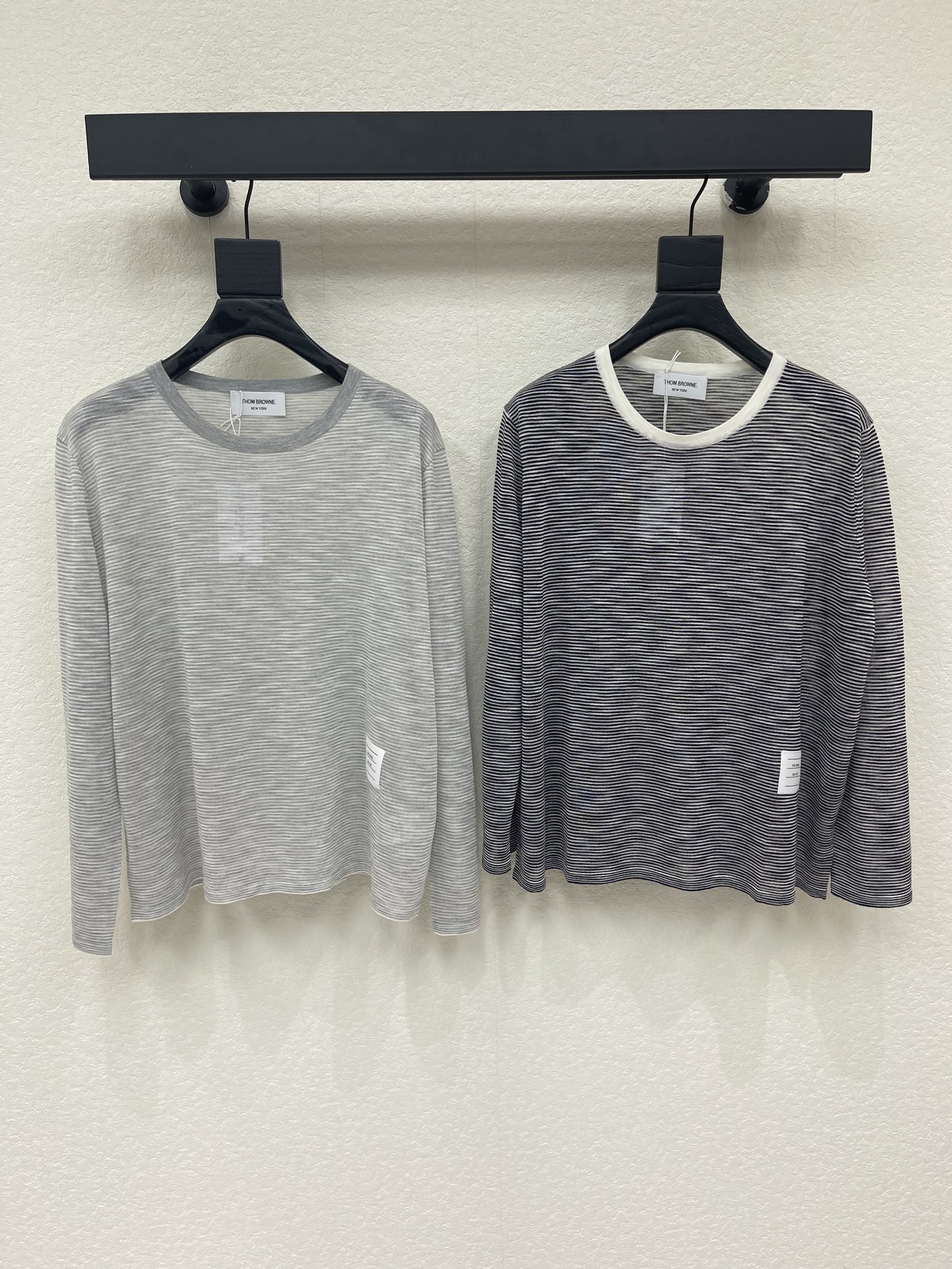 NO:911084,Thom Brown*TB26 new early autumn round neck striped knitted long-sleeved top!  Made of customized YB knitted material, comfortable, soft and full of texture. Delicate stripes all over, contrasting colors and intertwined logo letters and micro-label patterns at the hem. Show individuality. Loose fit. The upper body shows a college style. SML for commuting and dating.19860909Thom Brown*TB26早秋新款圆领条纹针织长袖上衣！定制YB针织材质织造 舒适柔软 质感十足 通体细腻条纹撞色交织下摆处标识字母微标图案 彰显个性 宽松版型 上身尽显学院风格 通勤约会都SML,,,Women's clothing