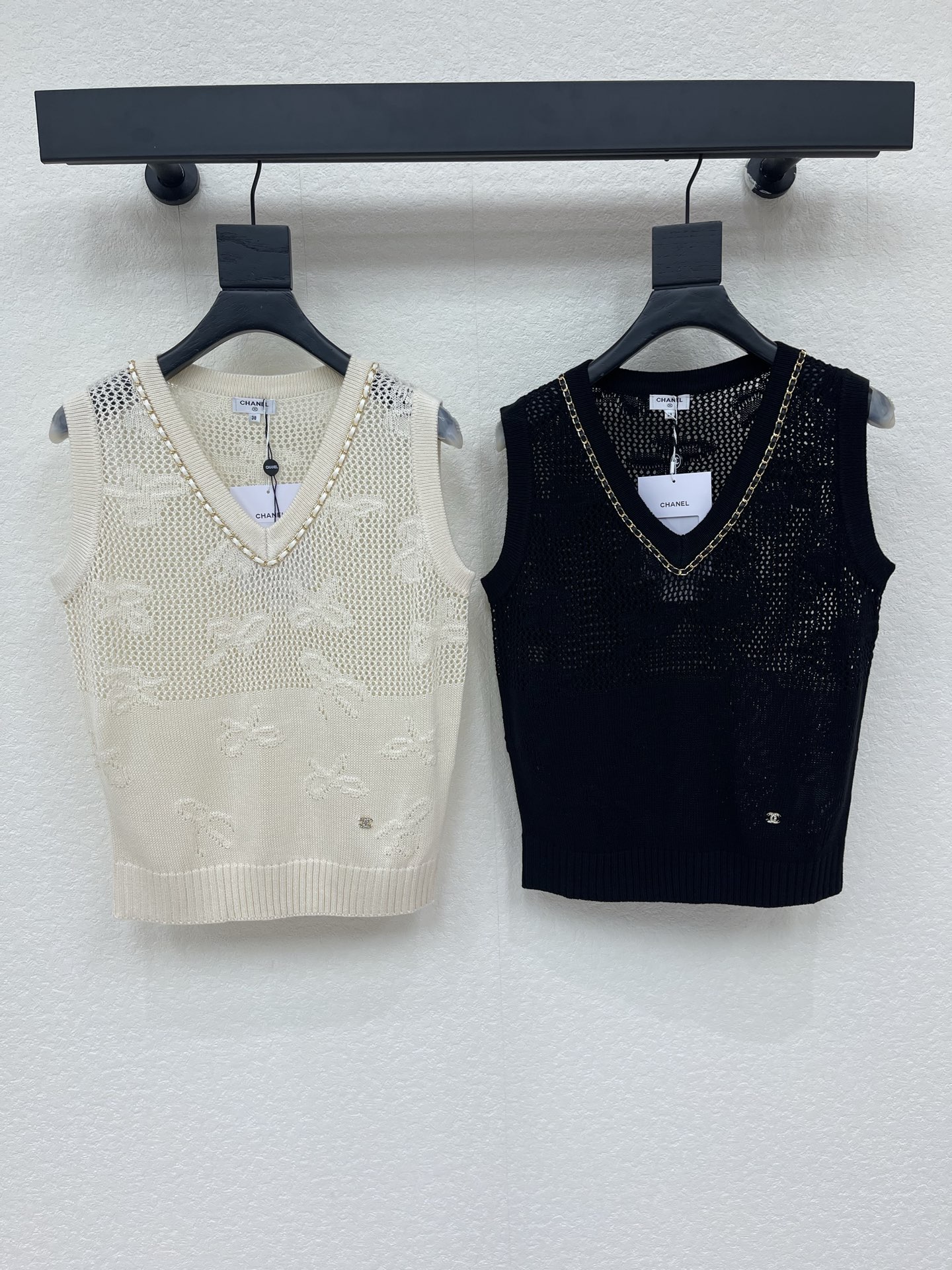 NO:911078,CHANE*26 new spring and summer V-neck hollow crochet knitted vest!  Customized cotton yarn weaving, high-quality texture, comfortable and soft V-neck knitted vest cut, whole body hollow crochet bow pattern, leather chain decoration on the neckline, highlighting the full texture of details, collegiate style, unrestricted style, regular shoulder fit, tolerant of body shape, fashionable and casual!  SML,,chanel,19860909CHANE*26春夏新款V领镂空钩花针织背心！定制棉毛纱线织造 质感高级 舒适柔软 V领针织背心剪裁 通体镂空钩花蝴蝶结图案 领口皮革链条装饰 突出满分细节质感 穿搭学院气质 风格不拘束 正肩常规版型 包容身形穿搭时髦休闲！SML,,chanel,,Women's clothing