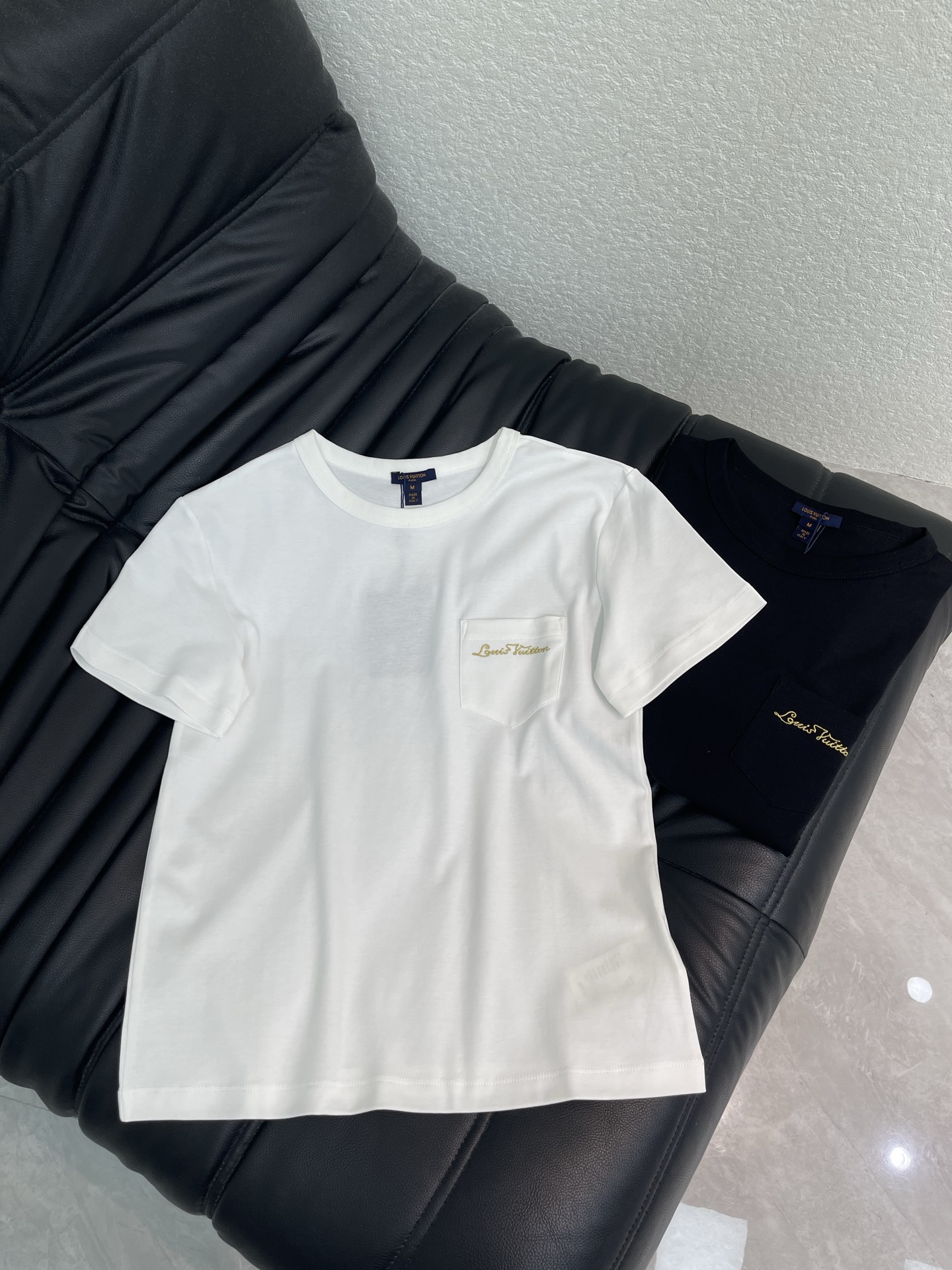 NO:911072,Louis Vuitto*26 new spring and summer pocket gold thread embroidered short-sleeved T-shirt!  Customized imported twill cotton material, soft and skin-friendly, breathable. Iconic letter embroidery and logo elements on the chest pocket are embellished and decorated to highlight the brand tone. Surface and accessories development. Round neck short-sleeved T-shirt tailoring. Wear alone and wear high-end and fashionable underneath!  SML,,louis vuitton,T-shirt,tees,t-shirt,19860909Louis Vuitto*26春夏新款口袋金线刺绣短袖T恤！定制进口斜纹全棉材质 柔软亲肤透气 胸前口袋标志性字母刺绣徽标元素点缀装饰 彰显品牌调性 面辅料开发 圆领短袖T恤剪裁 单穿内搭高级时髦！SML,,louis vuitton,T-shirt,tees，t-shirt,,Women's clothing