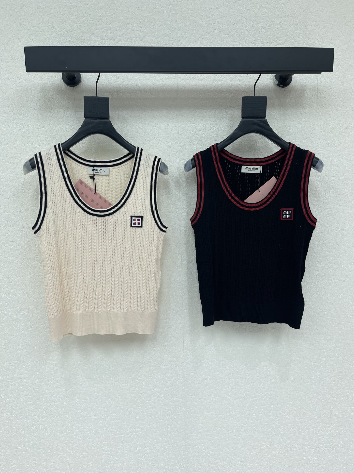 NO:911933,Miu*26 new spring and summer knitted vest, college style design, contrasting edging + U collar, simple and detailed. Soft knitted fabric, comfortable to wear, perfect for spring and summer!  The sleeveless design is suitable for wearing alone or as an inner layer. It can be easily matched with various bottoms and can be easily worn on the street or on campus. The brand logo is embroidered, making it highly recognizable and fashionable!  SML,,miumiu,19860909Miu*26春夏新款针织背心,学院风设计,撞色镶边+U领,简约又有细节感.柔软针织面料,穿着舒适,春夏季节超适合！无袖设计,单穿或内搭都很OK,轻松搭配各种下装,日常出街、校园穿搭都能轻松驾驭.品牌标志刺绣,辨识度满分,时尚感UP！SML,,miumiu,,Women's clothing
