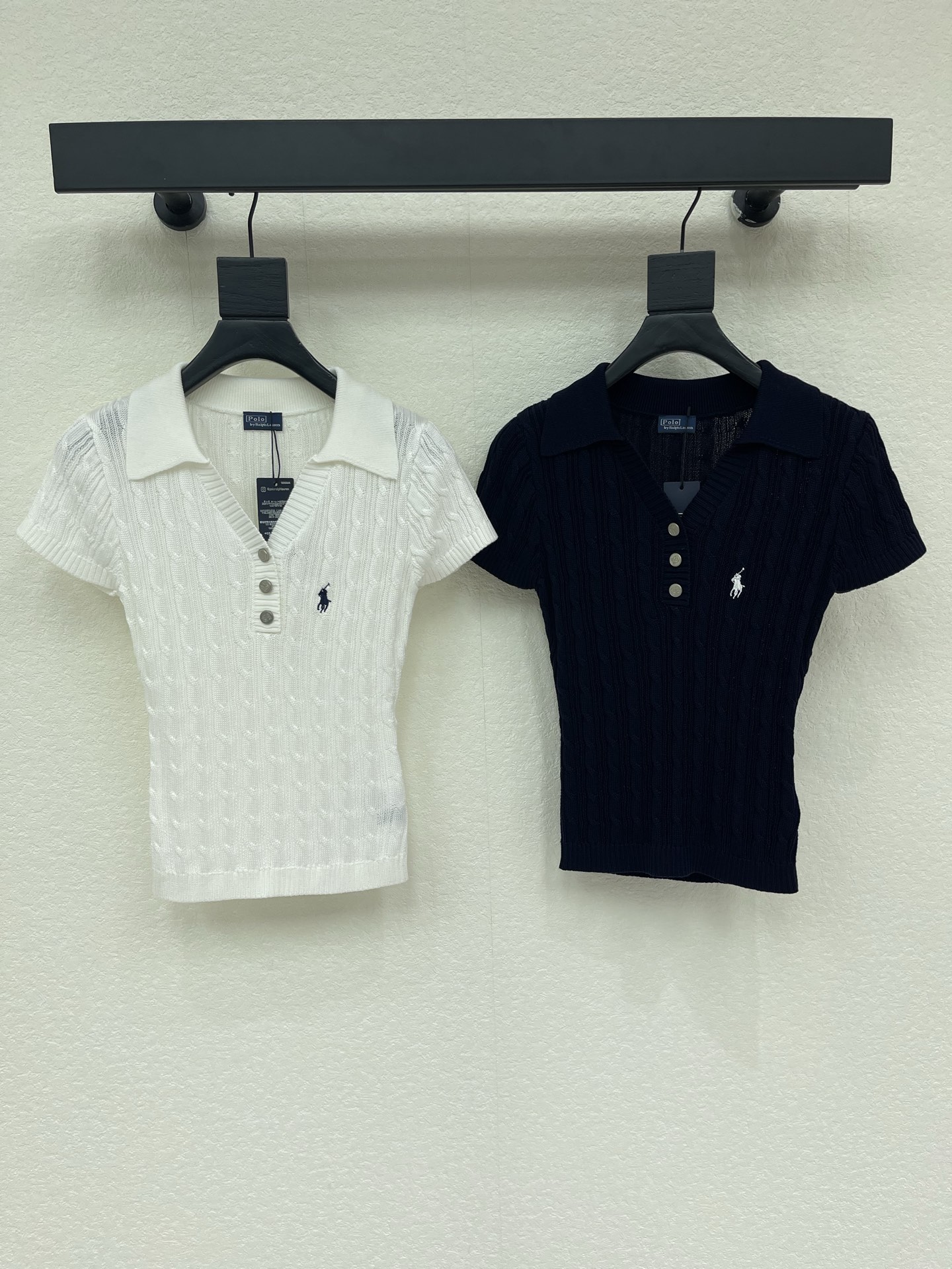 NO:911899,Ralph laure*Raff polo 26 spring and summer new style lapel knitted short sleeves!  Customized cotton wool knitted material, soft and comfortable, all-over cable texture with embroidered logo on the chest, highlighting the brand's high-end style, V-shaped open structure makes it more lazy, knitted short-sleeved version, no need for deliberate decoration, relaxed and high-end brand tone!  SML,,loro piana,T-shirt,19860909Ralph laure*拉夫 polo 26春夏新款翻领针织短袖！定制棉毛针织材质 柔软舒适 通体绞花肌理配合胸前刺绣徽标点缀 彰显品牌高级格调 V字敞开构造更显慵懒 针织短袖版型 无需刻意加饰 松弛高级的品牌调性！SML,,loro piana,T-shirt,,Women's clothing