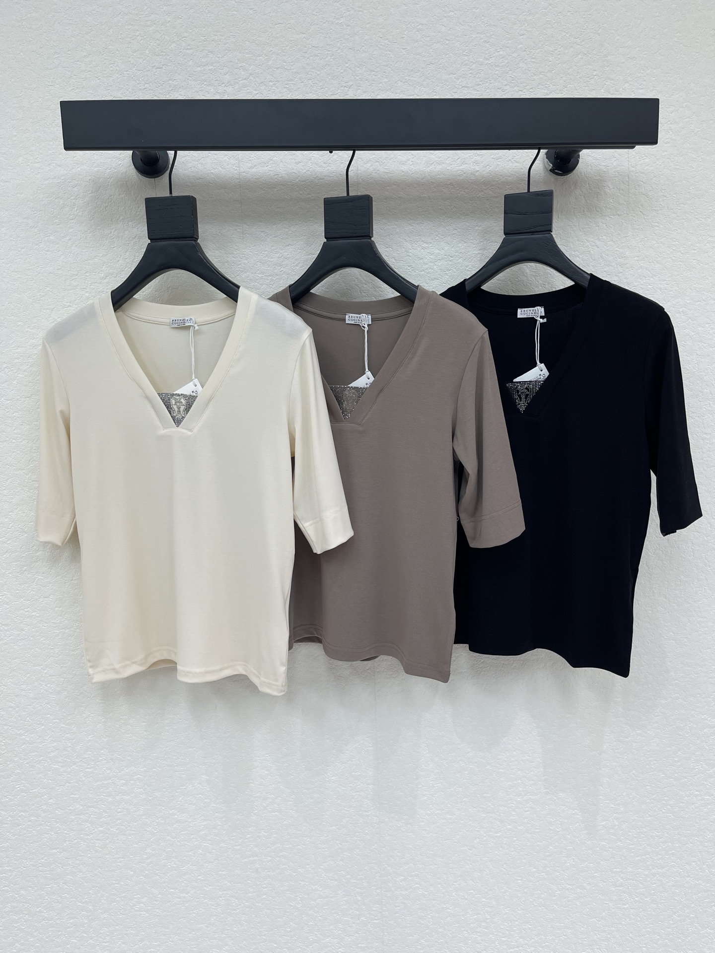 NO:922301,Brunello Cucinell*26 new early autumn half-sleeved V-neck short-sleeved BC brand features low-key luxury and comfort. This autumn half-sleeved T is well-cut and has smooth lines!  The fabric is impeccable. The upper body effect is very good. The color is gentle milk white-fashionable milk coffee color-versatile black. Size 32-34-36, brunello cucinelli, T-shirt,19860909Brunello Cucinell*26早秋新款五分袖V领短袖 BC品牌特色低调奢华舒适 这款秋款半袖T剪裁得当,线条流畅！ 面料更是无可挑剔.上身效果非常好 颜色温柔奶白色-时尚奶咖色-百搭黑色 尺码32-34-36,,brunello cucinelli,T-shirt,,Women's clothing