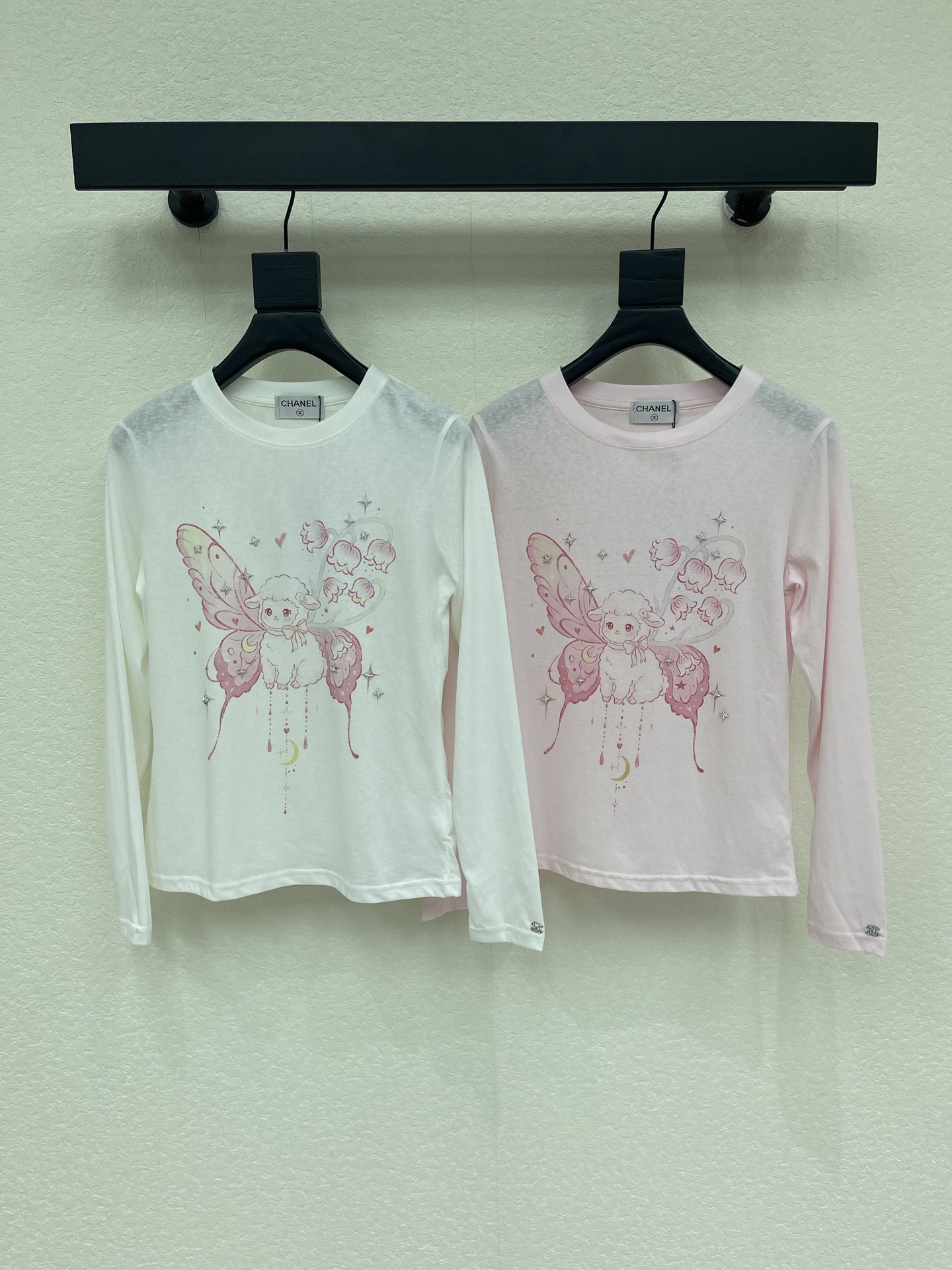 NO:911923,Chane*26 new round neck long-sleeved bottoming shirt. Imported snowflake cotton material. Soft fabric. Digitally printed butterfly lamb rivets on the chest. Heavy design. Highlights brand tone. Creates elite and high-intelligence. Slim-fitting long-sleeved version. Casual wear for daily commuting and dating. Also used as sun protection. High-end fashion. SMLXL,,chanel,19860909Chane*26新款圆领长袖打底衫 进口雪花棉材质 软乎乎的面料 胸前数码印花蝴蝶小羊铆钉重工设计 彰显品牌调性 打造精英高智感 修身长袖版型剪裁 日常通勤约会随意搭配穿搭 也当防晒 高级时髦 SMLXL,,chanel,,Women's clothing