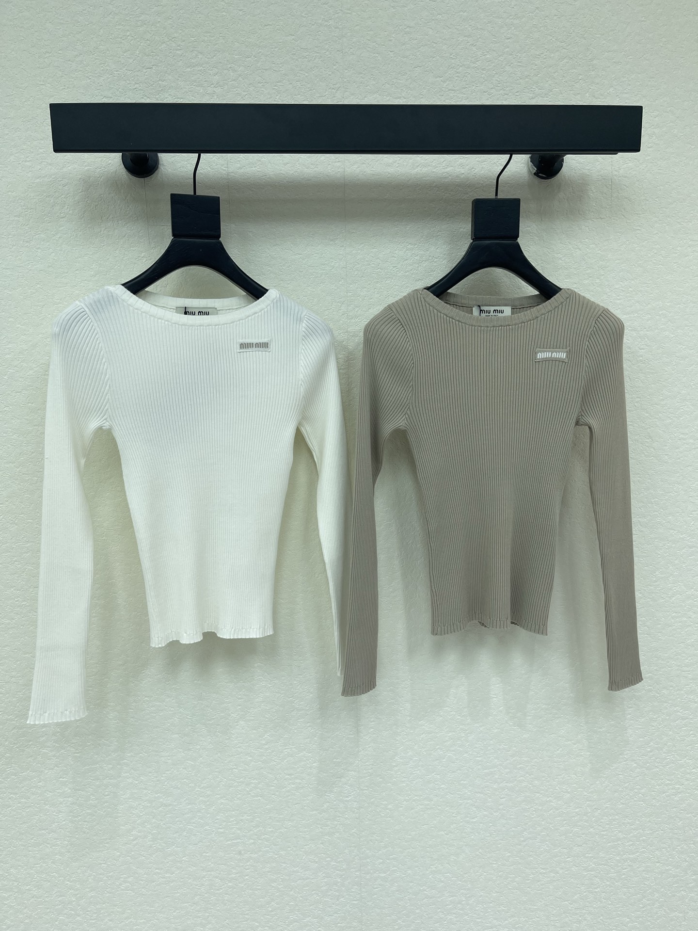 NO:922257,MiuMi*26 new early autumn letter logo knitted long-sleeved bottoming shirt!  Customized wool knitted material, soft and elastic, long-sleeved knitted top, collar and cuffs delicately hemmed, comfortable to wear, ready-to-wear vertical stripe texture, highly elastic, strong wrapping, fits the body shape to show charming curves, letter embellishment on the chest, versatile for daily fashion!  SML,,miumiu,19860909MiuMi*26早秋新款字母徽标针织长袖打底衫！定制羊毛针织材质 柔软柔软 弹力十足 长袖针织上衣 领口袖口细腻包边 穿着舒适 成衣竖条坑条肌理 弹力十足 包裹性强 贴合身形尽显迷人曲线 胸前字母点缀 日常时尚百搭款！SML,,miumiu,,Women's clothing