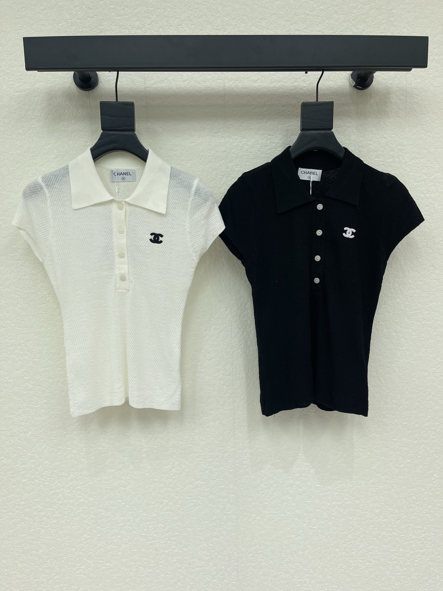 NO:922250,Chane*26 spring and summer new style knitted lapel short sleeves, the classic double C logo is super recognizable!  Textured design, breathable and fashionable, super comfortable to wear in spring and summer. The lapel short sleeves are simple and elegant, and can be easily used for daily commuting and leisure. It is a must-have fashion item in the wardrobe!  SML,,chanel,T-shirt,19860909Chane*26春夏新款针织翻领短袖,经典双C标志超有辨识度！纹理设计,透气又时髦,春夏穿超舒服.翻领短袖简约大方,日常通勤、休闲都能轻松驾驭,是衣橱必备的时尚单品！SML,,chanel,T-shirt,,Women's clothing