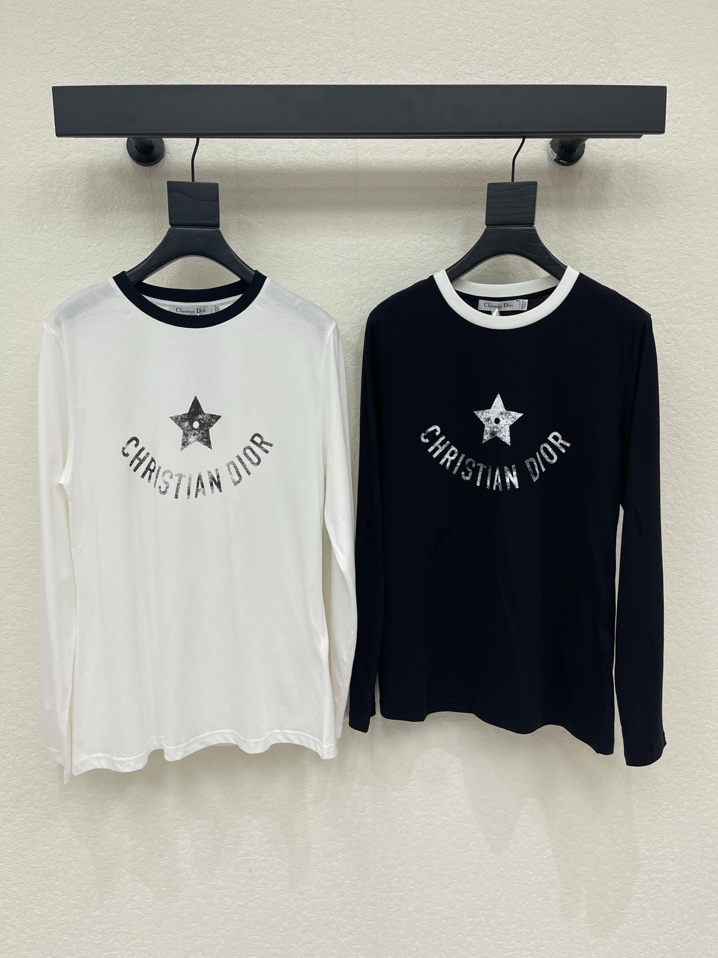 NO:928986,Dio*26 new early autumn five-pointed star printed round neck long-sleeved T-shirt!  Selected soft and waxy breathable cotton material, black and white classic color matching suitable for a variety of outfits. The aged five-star texture is matched with curved brand lettering, giving a strong retro atmosphere, and the contrasting ribbed neckline strengthens the styling details. The fit is not tight, and it is suitable for daily wear alone or as an inner layer. The simple design is both recognizable and can easily create a neat, fashionable, low-key and noble light luxury daily. SML,, dior, tees, t-shirt,19860909Dio*26早秋新款五角星印花圆领长袖T恤！甄选软糯透气棉料,黑白经典配色适配多样穿搭.做旧质感五星搭配弧形品牌字样,复古氛围感浓厚,撞色罗纹领口强化造型细节.版型合身不紧绷,日常单穿、充当内搭都很合适,简约设计兼具辨识度,轻松打造利落时髦、低调显贵的轻奢日常.SML,,dior,tees，t-shirt,,Women's clothing