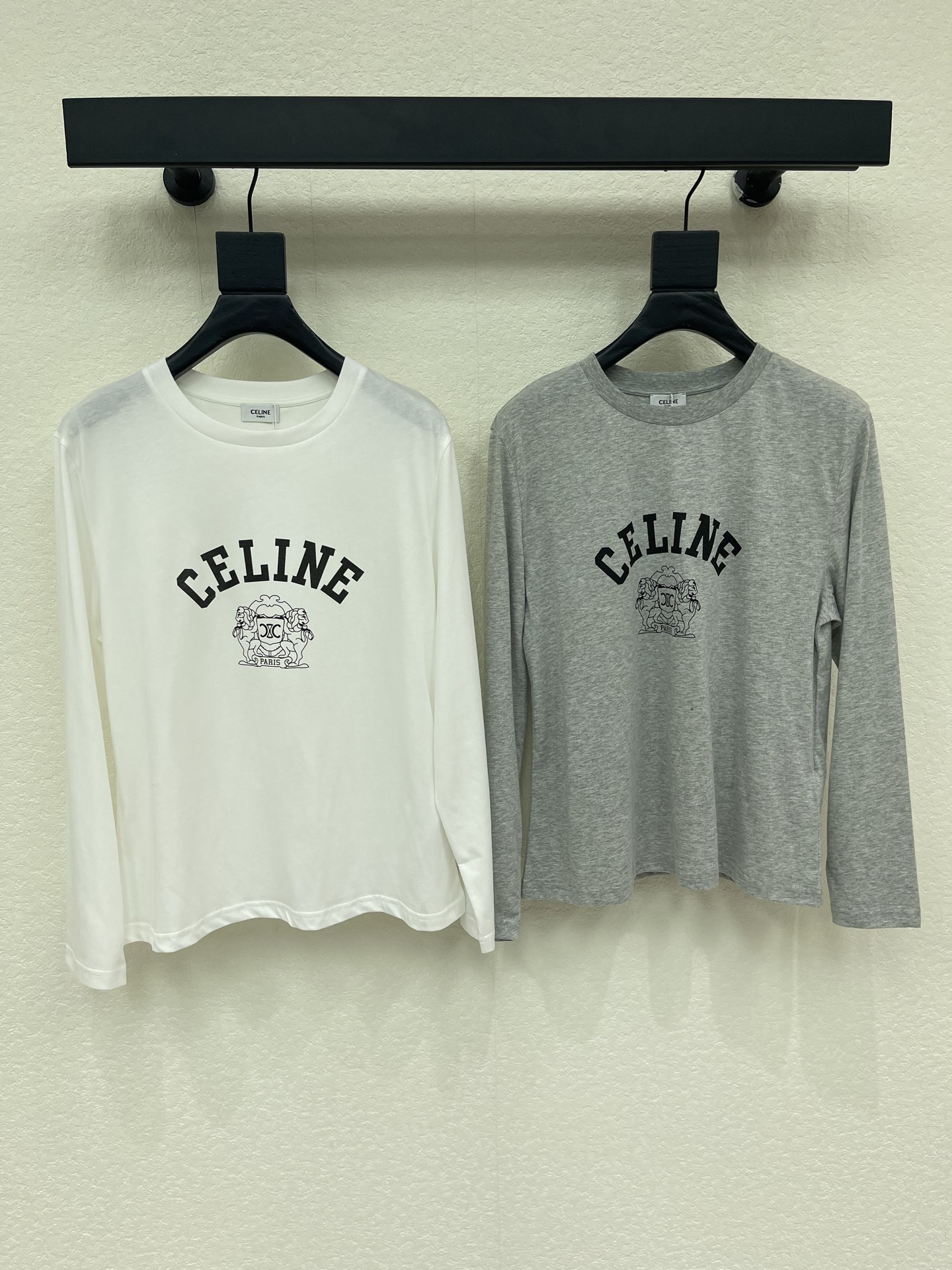 NO:928976,Celin*26 new early autumn logo printed long-sleeved T-shirt!  Made of fine, skin-friendly cotton fabric, it is breathable, refreshing and less prone to sweating. The curved brand letters on the front are matched with classic lion prints, giving it a strong retro college atmosphere. The neat short length optimizes body proportions, and the two tones of black and white and light gray are versatile and durable. It can be worn alone or layered with various types of jackets, making it easy to create a simple and restrained daily outfit with a French old-money texture!  SML,,celine,jackets & coats,tees,t-shirt,19860909Celin*26早秋新款logo印花长袖T恤！选用细腻亲肤棉质面料,透气清爽不易闷汗.正面弧形品牌字母搭配经典狮纹印花,复古学院气息浓郁.利落短衣长优化身材比例,黑白、浅灰两款色调百搭耐看,既能单独外穿,也可叠搭各类外套,轻松塑造简约克制、自带法式老钱质感的日常穿搭！SML,,celine,jackets & coats,tees，t-shirt,,Women's clothing