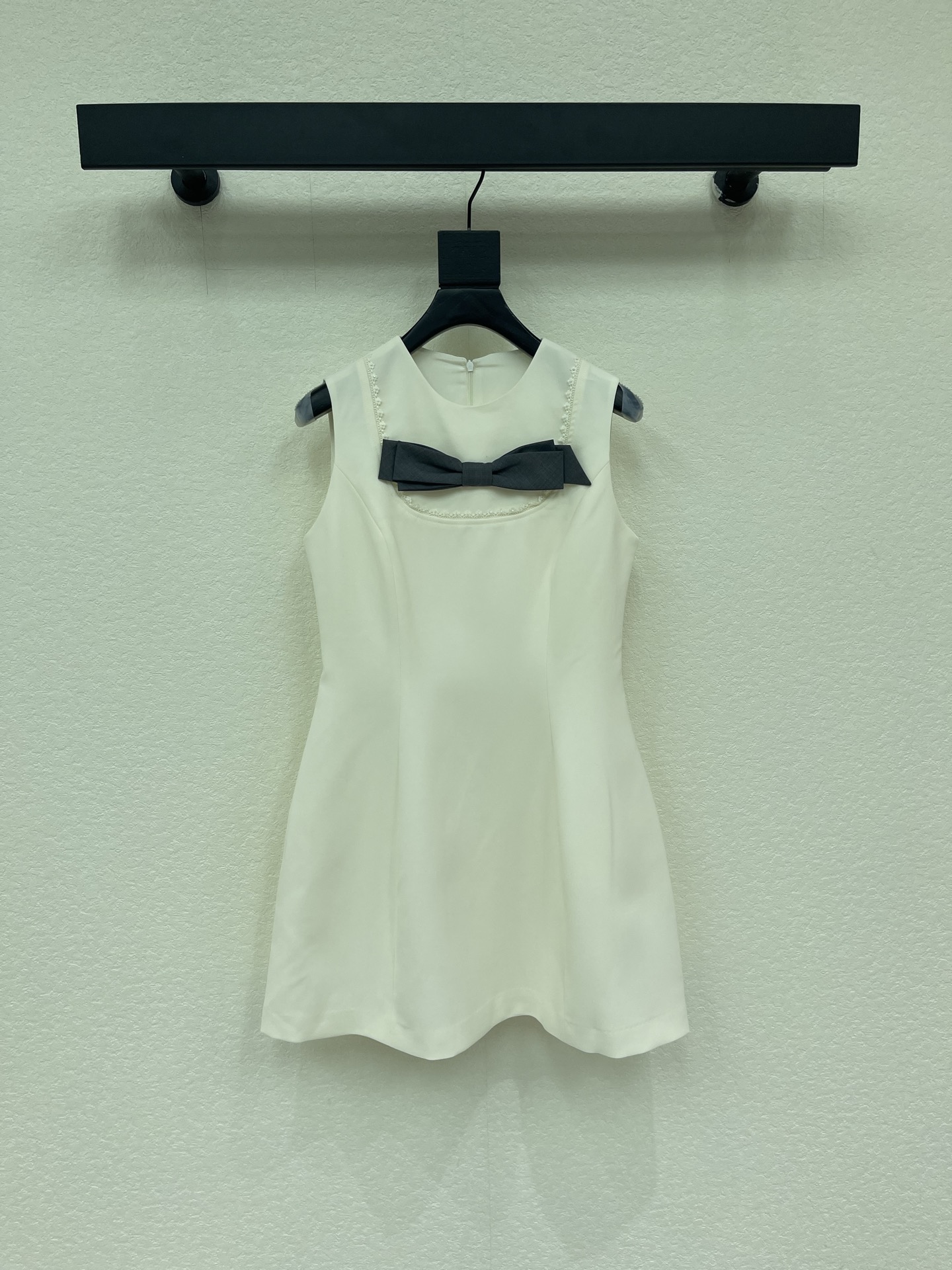 NO:923653,Design 26 new Korean-style gold-style gray bow sleeveless short dress. The neckline is surrounded by a thin edge of water-soluble flowers, which is delicate and soft, adding a light and luxurious girlish feel. The sleeveless round-neck tank top dress has a high waistline and a three-dimensional waist cut to neatly divide the body proportions. The hem is naturally spread.19860909设计26新品韩系千金风灰色蝴蝶结无袖短款连衣裙 领口一圈水溶花细边环绕精致柔和 增添轻奢少女感 无袖圆领背心裙高腰线立体收腰剪裁利落分割身材比例 下摆自然散开A字伞裙垂感挺括 短款裙长拉长腿部线条 对小个子也很友好SML,,skirts,,Women's clothing