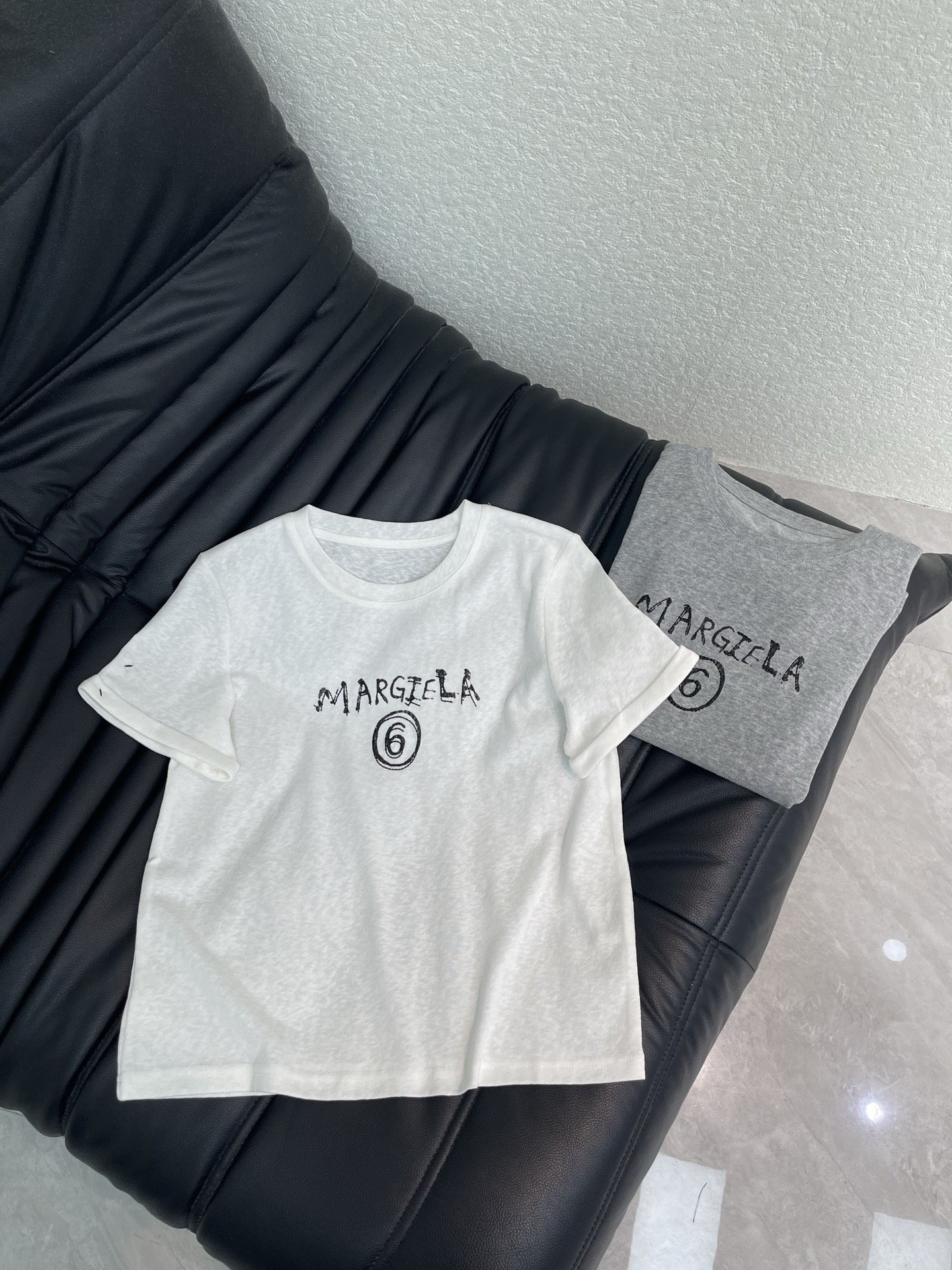 NO:923661,MM6*26 new letter embroidered short-sleeved T-shirt, a comfortable and comfortable series!  Whoever wears it knows how comfortable it feels on the upper body!  The cuffs are rolled and the fabric is super good!  The classic colors are both everyday and high-end, a must-have for daily wear!  SML,,masion margiela,T-shirt,tees,t-shirt,19860909MM6*26新品字母刺绣短袖T恤 云感舒适的系列！ 上身的触感谁穿谁知道的舒服！ 袖口卷边设计 面料超级好！ 经典颜色都是日常又高级, 日常穿搭必备！ SML,,masion margiela,T-shirt,tees，t-shirt,,Women's clothing