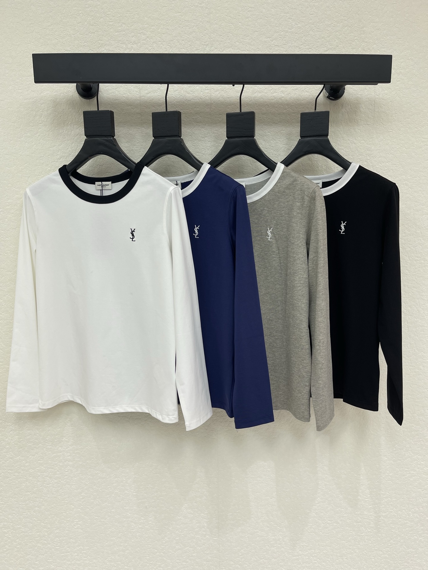 NO:924965,Ysl*26 early autumn new style micro-slim contrast collar long-sleeved T-top, fits the body shape and looks slim, ribbed contrast round neck design, four basic colors, versatile inner wear for all seasons. Mini ysl monogram embroidery on the left chest, retro contrast color casual  Feel, clean version without printing on the back, minimalist and light luxury. High-count 230g soft and skin-friendly knitted fabric containing Soromana ingredients, matte drape elastic fabric, close-fitting and not tight, suitable for spring and autumn alone, autumn and winter layered suits/leather coats/coats.  Color black/white/royal blue/oatmeal gray Size SMLXL, saint laurent,leather jacket,business suit,19860909Ysl*26早秋新款微修身撞色领长袖T上衣,贴合身形显瘦,罗纹撞色圆领设计,四色基础百搭,四季万能内搭.左胸迷你ysl交织字母刺绣,复古撞色休闲感,背面净版无印花,极简轻奢.高支230克含索罗马娜成份面料柔滑亲肤针织面料,哑光垂坠弹力面料,贴身不紧绷,春秋单穿、秋冬叠西装/皮衣/大衣适配. 颜色黑色/白色/宝蓝/燕麦灰 尺码SMLXL,,saint laurent,leather jacket,business suit,,Women's clothing