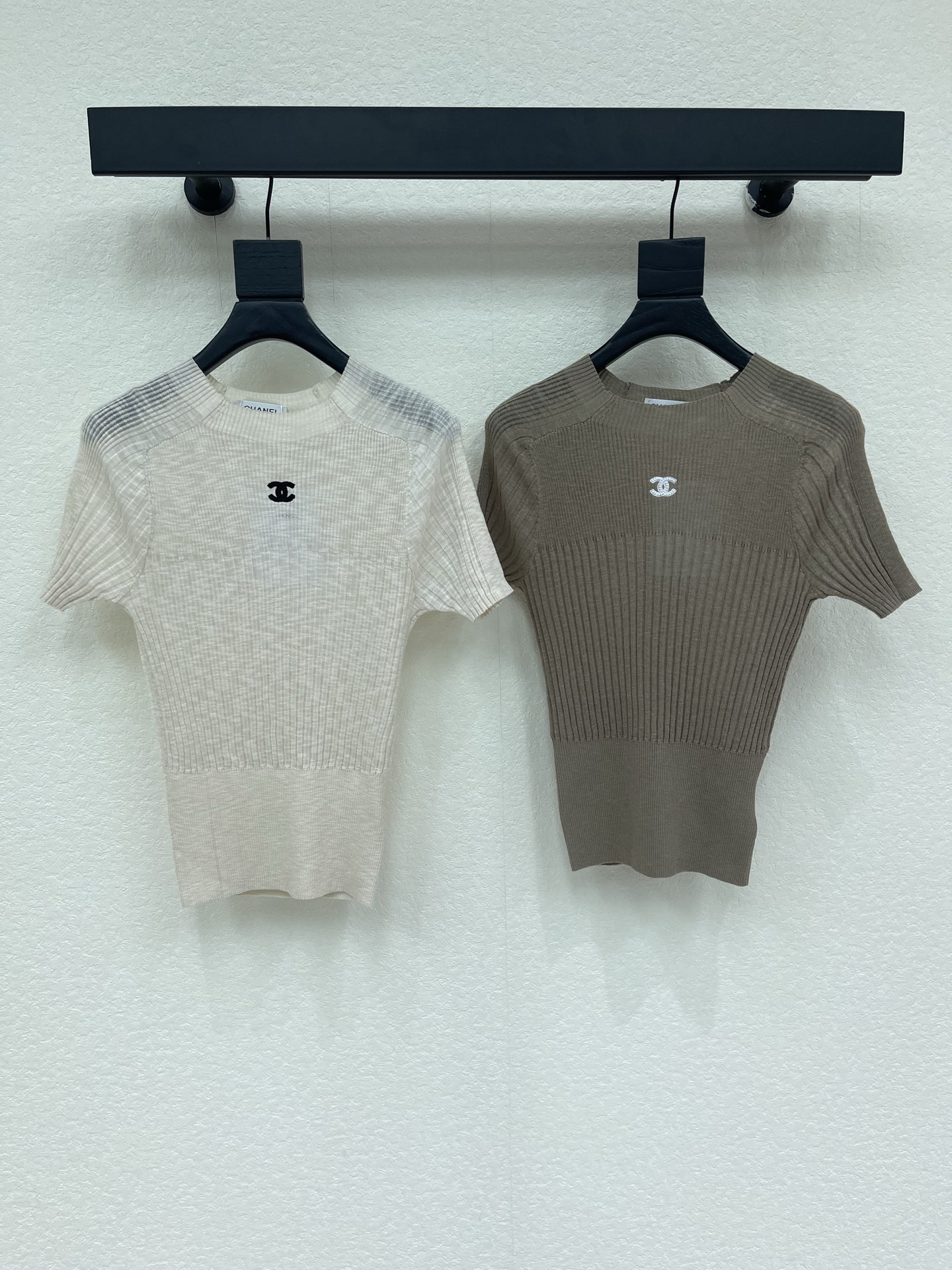 NO:923701,CHANE*26 new spring and summer style vertical pit strip knitted short sleeves!  Customized imported knitted yarn material, light texture, delicate, soft and comfortable. Half-high collar knitted short-sleeved cut. The brand's iconic embroidered micro-label pattern on the chest highlights your personality. The body is decorated with vertical pit strip texture. The hem thread is narrowed to highlight the waist line, which is slim and elastic!  SML,,chanel,T-shirt,19860909CHANE*26春夏新款竖坑条针织短袖！定制进口针织纱线材质 质感轻薄 细腻柔软舒适 半高领针织短袖剪裁 胸口品牌标志性刺绣微标图案 凸显个性 大身饰以竖坑条肌理纹路 下摆螺纹收窄凸显腰身线条修身弹力十足！SML,,chanel,T-shirt,,Women's clothing