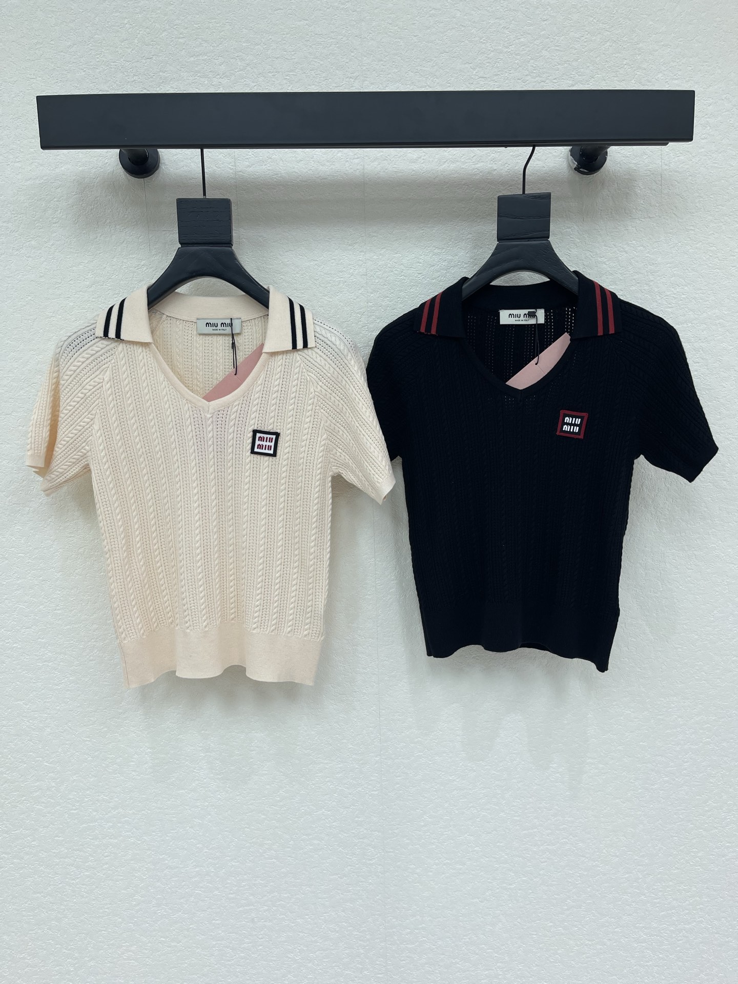 NO:923696,Miumi*26 new spring and summer knitted Polo shirt, using cable knitting technology, soft and elastic, super comfortable to wear!  Classic Polo collar + stripe decoration, full of college style, and the small square mark on the chest is very recognizable. It is versatile and easy to wear, and looks great when worn alone or layered. It can easily switch between sweet and cool or college style, and can be easily used for daily outings, dates, and commuting~SML,,miumiu,19860909Miumi*26春夏新款针织Polo衫,采用绞花针织工艺,柔软有弹性,穿着超舒适！经典Polo领+条纹装饰,学院风满满,胸前小方标超有辨识度.百搭不挑人,单穿或叠穿都很出彩,轻松切换甜酷or学院风,日常出街、约会、通勤都能轻松驾驭～SML,,miumiu,,Women's clothing