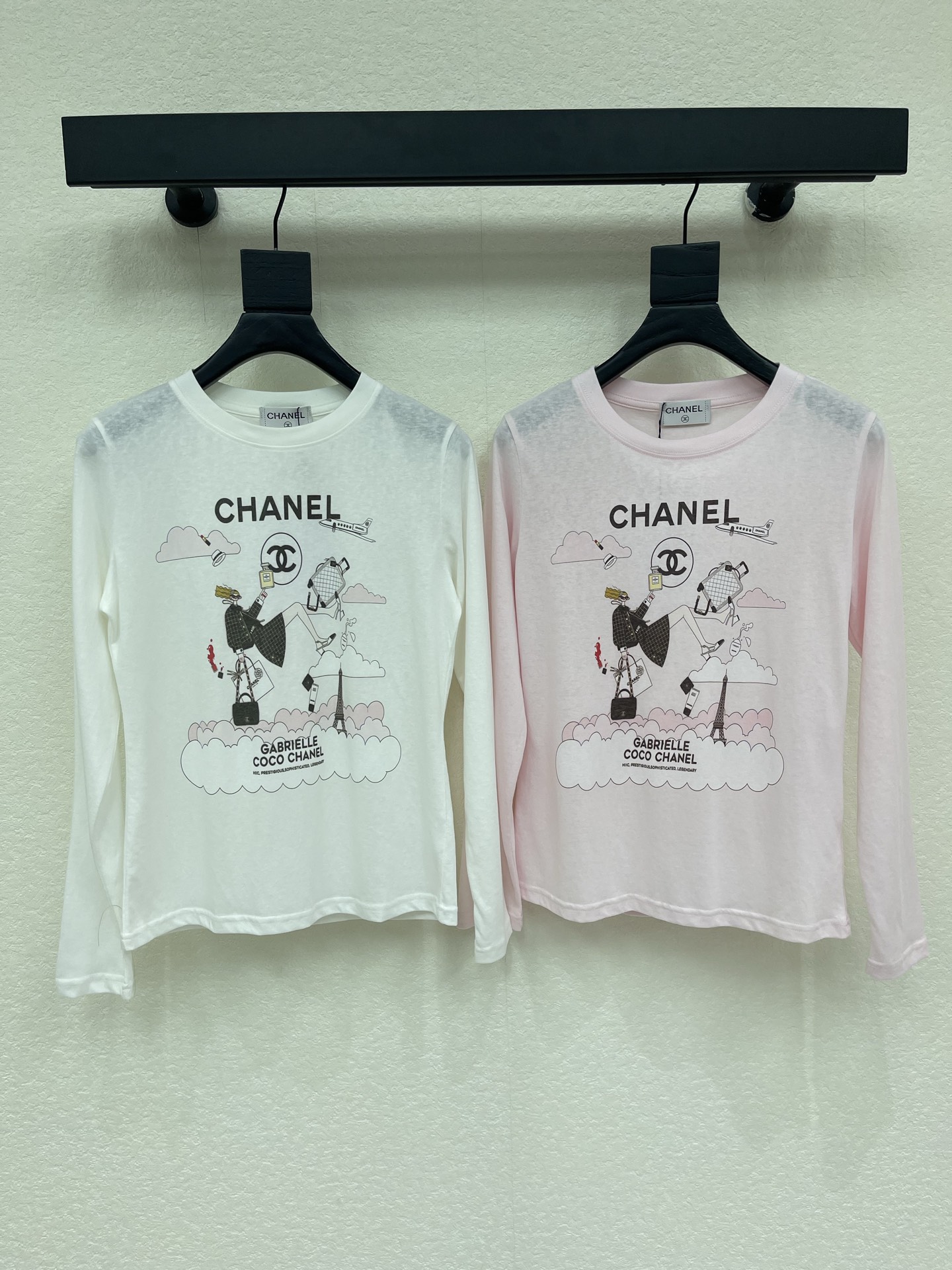 NO:924960,Chane*26 new round neck long-sleeved bottoming shirt. Imported snowflake cotton material. Soft fabric. Digital printing pattern decoration on the chest. Highlight the brand tone. Create an elite and high-intellectual sense. Slim long-sleeved version tailoring. Casual matching for daily commuting and dating. Also used as sun protection. High-end fashionable SMLXL,,chanel,19860909Chane*26新款圆领长袖打底衫 进口雪花棉材质 软乎乎的面料 胸前数码印花图案装饰 彰显品牌调性 打造精英高智感 修身长袖版型剪裁 日常通勤约会随意搭配穿搭 也当防晒 高级时髦 SMLXL,,chanel,,Women's clothing