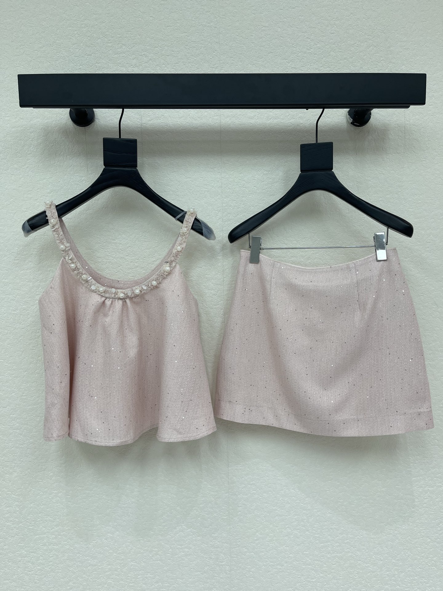 NO:924941,Designed for 26 spring and summer new products, gentle Korean-style daughter-in-law peach pink braided suit. Thin shoulder straps with handmade pearl lace on the neckline, delicate and soft. Paired with high-waisted straight A-line skirt. The short skirt is long and elongates the legs. The upper and lower sets match the upper body and are full of sweet girlish style. The light pink pearlescent fine glitter woolen fabric has its own delicate shimmer. Gentle and age-reducing SML,,skirts,19860909设计26春夏新品温柔韩系千金风蜜桃粉编织套装 细肩带搭配领口手工珍珠蕾丝花边精致柔和 搭配高腰直筒A字短裙 短款裙长拉长腿部比例 上下成套搭配上身甜美少女风十足 浅粉色珠光细闪粗纺面料自带细腻微光 温柔又减龄SML,,skirts,,Women's clothing