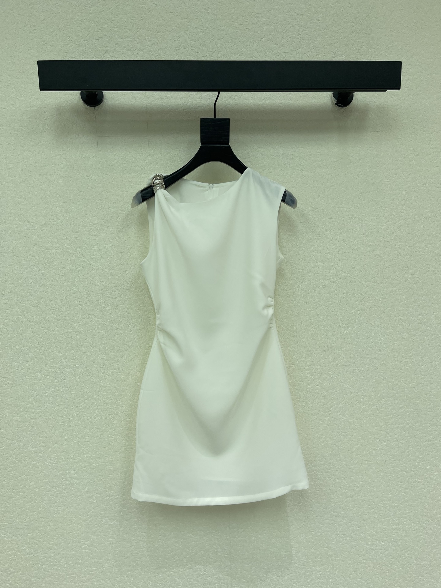 NO:925892,Design 26 new light French short sleeveless dress, simple and elegant, the waist pleat design shows the body curve, and the A-line skirt is just right in length. It can be worn for commuting, parties, and daily life!  The fabric is light and breathable, super comfortable to wear in summer, the white color is fresh and versatile, it looks great with any accessories SMLXL,,skirts,19860909设计26新品轻法式短款无袖连衣裙,简约优雅,腰部褶皱设计超显身材曲线,A字裙摆长度刚好,通勤、聚会、日常都能穿！面料轻薄透气,夏天穿超舒服,白色清新又百搭,随便配配饰都很出彩SMLXL,,skirts,,Women's clothing