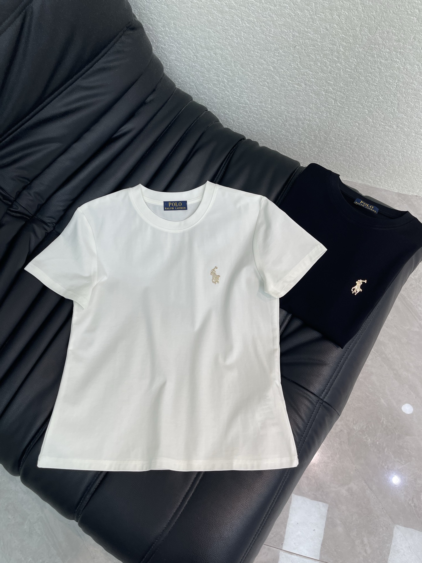 NO:923671,Ralph Laure* Raff polo26 spring and summer new style pony short-sleeved T-shirt with diamond hardware. Mercerized cotton fabric. High-density fashionable sports style. Every daily wear. Playful and age-reducing design elements full of vitality. High quality. Size S-XXL, loro piana, T-shirt, tees, t-shirt,19860909Ralph Laure*拉夫polo26春夏新款带钻五金小马短袖T恤 丝光棉面料 高密度时髦运动风 每个日常的穿搭 俏皮减龄充满元气的设计元素 高品质 尺码S-XXL,,loro piana,T-shirt,tees，t-shirt,,Women's clothing