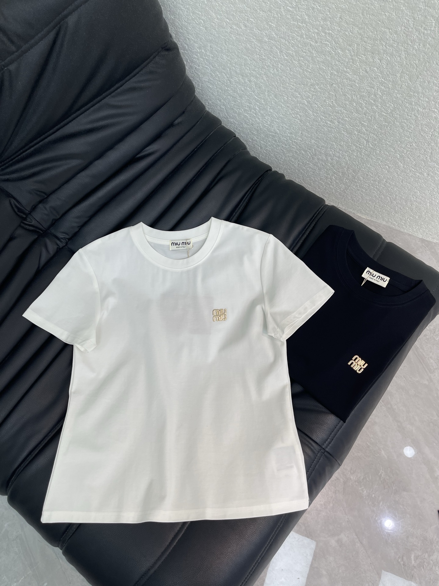 NO:923679,Miumi*26 new spring and summer hardware letter logo short-sleeved T-shirt Mercerized cotton fabric High-density fashionable sports style Every daily wear Playful and age-reducing design elements full of vitality High quality Size S-XXL,,miumiu,T-shirt,tees,t-shirt,19860909Miumi*26春夏新款五金字母logo短袖T恤 丝光棉面料 高密度时髦运动风 每个日常的穿搭 俏皮减龄充满元气的设计元素 高品质 尺码S-XXL,,miumiu,T-shirt,tees，t-shirt,,Women's clothing