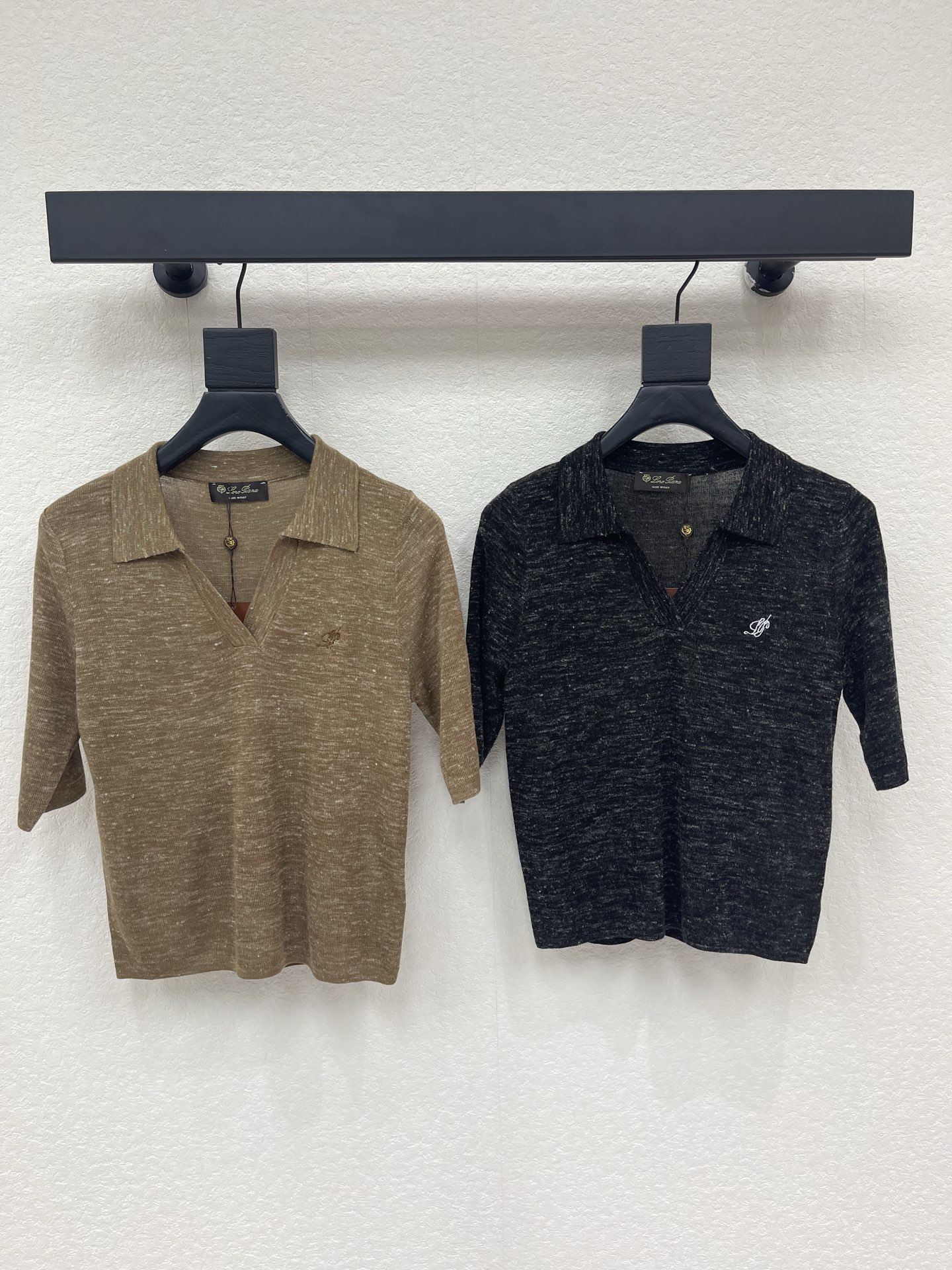 NO:924988,Loro pian*26 early autumn new lp lapel knitted short sleeves!  Customized wool material, skin-friendly and comfortable, all-over plain base, embroidered logo on the chest, highlighting the light luxury and fashionable temperament, knitted short-sleeved cut, V-shaped open structure makes it more lazy!  SML,,loro piana,loro piana,T-shirt,19860909Loro pian*26早秋新款lp翻领针织短袖！定制羊毛材质 亲肤舒适 通体素色打底 胸前刺绣徽标 凸显轻奢时髦气质 针织短袖剪裁 V字敞开构造更显慵懒！SML,,loro piana,loro piana,T-shirt,,Women's clothing