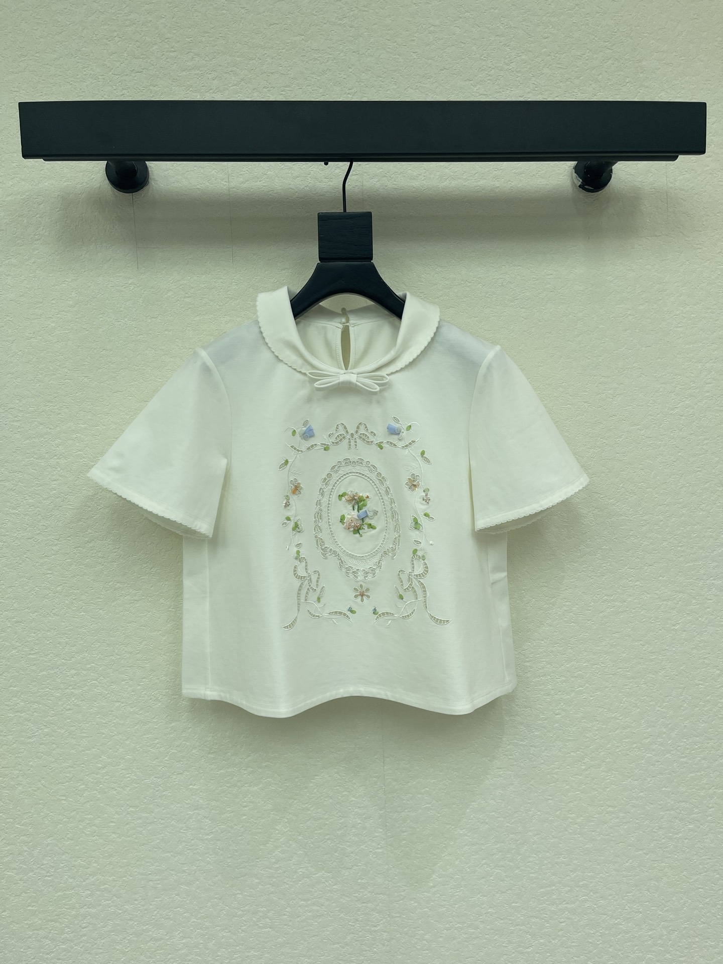 NO:925879,Le Fame 26 new hollow embroidered bow doll collar short-sleeved T-shirt. This embroidered doll collar T-shirt is made of air cotton, soft and breathable, and super comfortable to wear in summer!  The main color is white + exquisite embroidery with colored beads, which is full of palace style. The doll collar is matched with a bow, which is sweet and age-reducing. The hollow embroidery details have a sense of design, and the loose version is slim and versatile, which can be easily worn in daily life or on a date. The same style as Angelababy, a must-have for delicate girls!  SMLXL,,T-shirt,tees,t-shirt,19860909Le Fame拉飞姆26新品镂空刺绣蝴蝶结娃娃领短袖T恤这款刺绣娃娃领T恤,采用空气棉材质,柔软透气,夏天穿超舒服！白色主色+彩色钉珠片精致刺绣,宫廷风满满,娃娃领配蝴蝶结,甜美又减龄.镂空刺绣细节超有设计感,宽松版型显瘦又百搭,日常或约会都能轻松驾驭.Angelababy同款,精致女孩必入！SMLXL,,T-shirt,tees，t-shirt,,Women's clothing