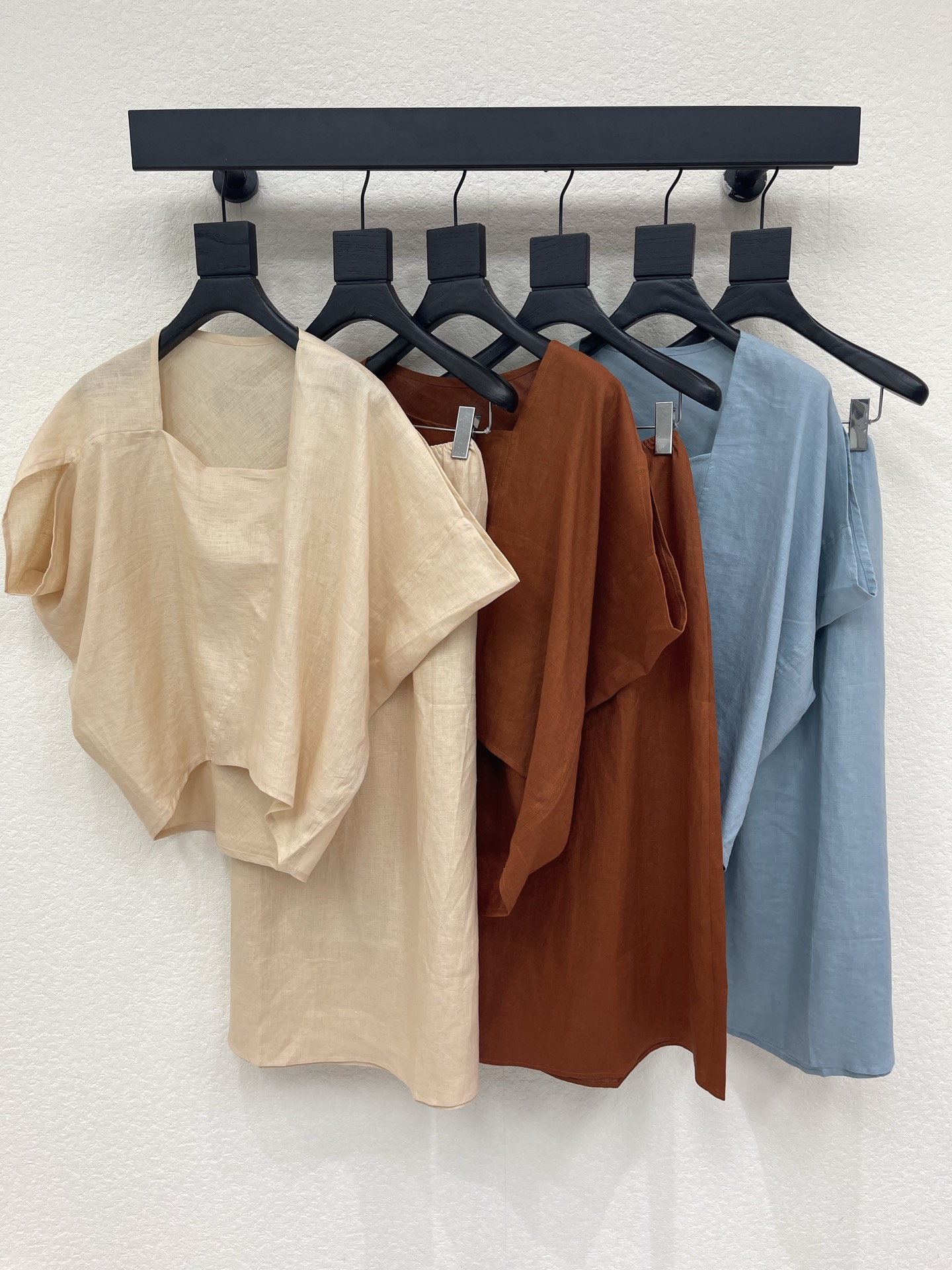 NO:924980,Top, skirt, LP*26 new natural linen top, breathable and with refreshing texture. Unique diagonal collar + irregular cuts to break the rigid silhouette, dropped shoulder short sleeves to accommodate various shoulder shapes, staggered hem to weaken waist and abdomen lines. Linen fabric is breathable and sweat-wicking, suitable for daily commuting and hanging out, giving you a relaxed and cool atmosphere.  In summer, I just need three attractive colors of linen skirts. The elastic waist does not restrict the belly. The A-line version hides the crotch and makes you slim. The linen material is breathable and not stuffy. You can wear a top casually every day and have a relaxed atmosphere ~ Size 38.40.42 Top AA23988370 Skirt AA23988410, loro piana, skirts, T-shirt,19860909上衣 半裙LP*26新款天然亚麻上衣,透气自带清爽肌理.别致斜方领+不规则裁片打破呆板版型,落肩短袖包容各类肩型,错落下摆弱化腰腹线条.亚麻面料透气排汗,日常通勤、外出闲逛上身,松弛清冷的氛围感随手拿捏. 夏日刚需亚麻半裙三个耐看配色,松紧腰不勒肚子,A字版型藏胯显瘦,亚麻料子透气不闷,日常随便搭件上衣就很有松弛氛围感～ 尺码38.40.42 上衣AA23988370 半裙AA23988410,,loro piana,skirts,T-shirt,,Women's clothing
