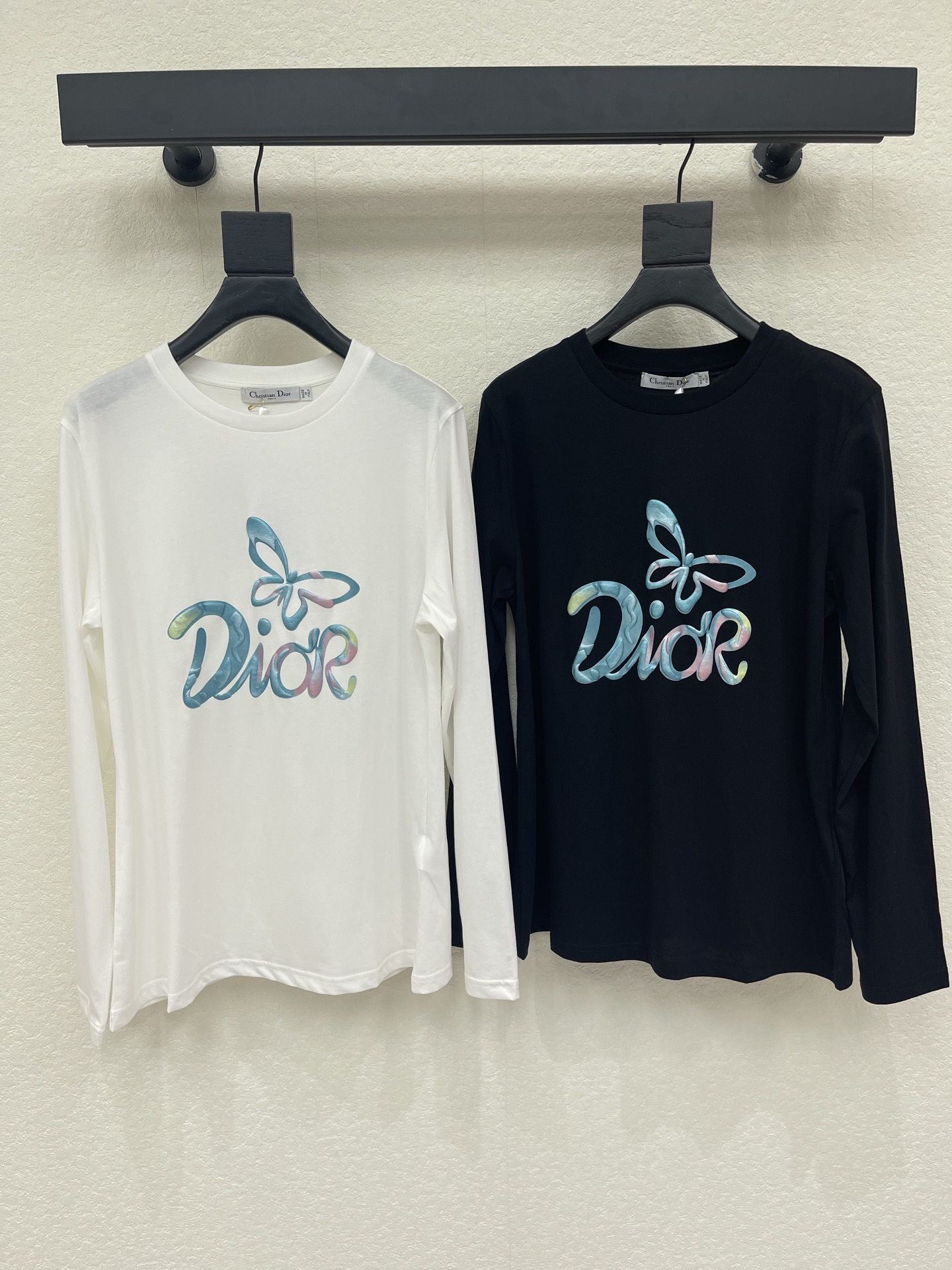 NO:928996,Dio*26 early autumn new gradient laminated butterfly letter round neck long-sleeved T. Customized YB twill cotton material, comfortable texture, elastic and easy to wear, round neck pullover long-sleeved top cut, three-dimensional offset printed butterfly letter decoration on the chest, adding a sense of playfulness, regular fit version, close to the body shape, the upper body is full of vitality, playful and age-reducing, the first choice for inner and outer wear in autumn and winter. SML,, dior,19860909Dio*26早秋新款渐变压胶蝴蝶字母圆领长袖T.定制YB斜纹全棉材质,质感舒适,弹力好穿,圆领套头长袖上衣裁剪,胸前立体胶印蝴蝶字母装饰,增添俏皮感,常规合身版型,贴合身形,上身尽显活力,俏皮减龄,秋冬内搭外穿首选.SML,,dior,,Women's clothing