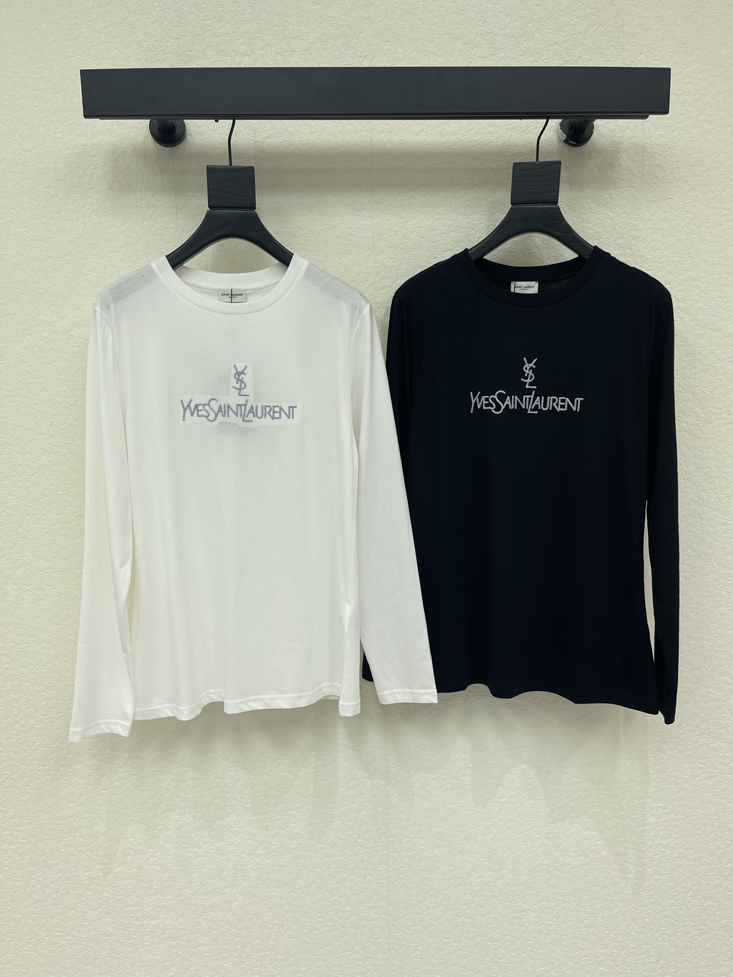 NO:925903,Ysl*26 early autumn new heavy-duty woven embroidered letter round neck long-sleeved T. Customized YB twill cotton material, breathable and comfortable, full of texture, round neck pullover long-sleeved top cut, the letter logo on the chest is three-dimensional and low-key with woven embroidery technology  It is eye-catching, the soft and waxy fabric is skin-friendly and breathable, and the basic round-neck shape is not flattering on the body shape. Whether worn alone to create a casual casual style, or layered with shirts and jackets for inner wear, it is a versatile piece that will never go out of style in the wardrobe. SML,, saint  laurent,jackets & coats,shirts,19860909Ysl*26早秋新款重工编织刺绣字母圆领长袖T.定制YB斜纹全棉材质,透气舒适,质感十足,圆领套头长袖上衣裁剪,胸口的字母标识以编织刺绣工艺立体呈现低调又吸睛,软糯的面料亲肤又透气,基础圆领版型不挑身形,不管是单穿打造随性休闲风,还是叠穿衬衫、外套做内搭,都是衣橱里永不过时的百搭王.SML,,saint laurent,jackets & coats,shirts,,Women's clothing