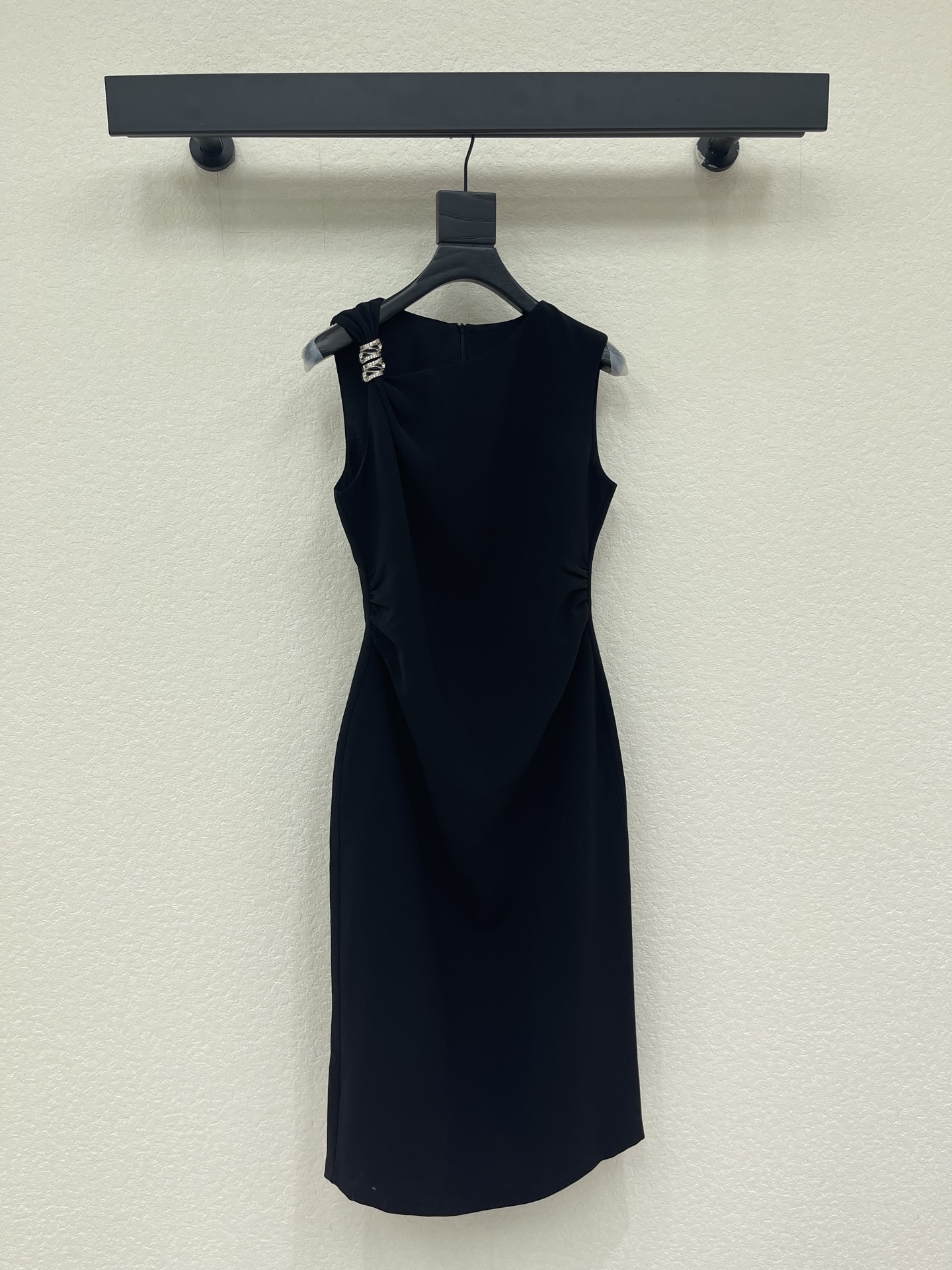 NO:934874,Design 26 new product long sleeveless dress with light luxury metal decoration. Bevel-cut asymmetrical neckline design. One-side shoulder strap is embellished with exquisite diamond metal buckle to low-key and brighten the overall feeling. Three-dimensional pinch pleat design on the waist cleverly hides the flesh of the waist and belly. It naturally forms smooth drape lines. The simple version has its own elegant and grand feeling. It can be easily worn in daily or formal occasions. SMLXL l,,skirts,19860909设计26新品长款轻奢金属装饰无袖连衣裙 斜切不对称领口设计 单侧肩带点缀精致钻石金属扣低调提亮整体感觉 腰侧立体捏褶收腰设计 巧妙藏住腰腹肉肉 自然形成流畅垂坠线条 简约版型自带优雅大气感 日常或正式场合都能轻松驾驭SMLXL l,,skirts,,Women's clothing