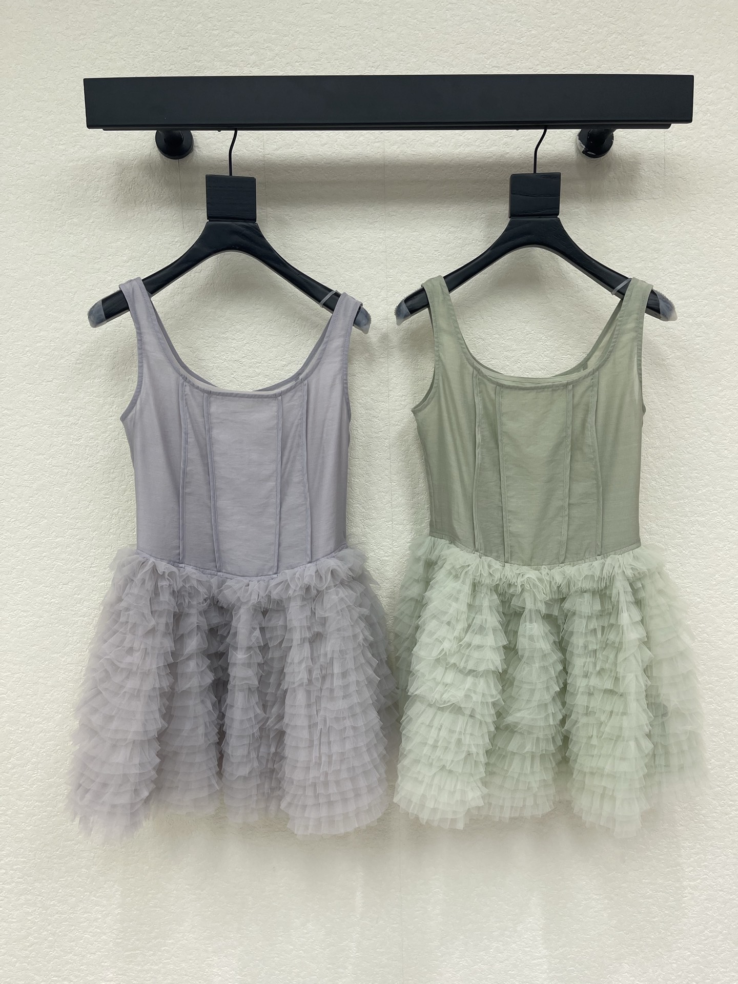 NO:925885,Design 26 New Ballet Vest Cake Skirt Spliced ​​Sleeveless Dress This light purple/mint green mesh tutu skirt has a layered mesh design, which is light and flexible. The hem is as fluffy as a cake, sweet and fairy-like. It is lined with modal fabric, skin-friendly and comfortable, and super refreshing to wear in summer!  The sling + wooden ear edge details, shoulder strap bows are extra points, and the fishbone structure of the waist modifies the body shape, making it slim and elegant. It can be easily controlled in daily life, photoshoots, and parties. Pair it with pearl accessories or a simple top, and it will give you a perfect gentle temperament~SML,,skirts,19860909设计26新品芭蕾背心蛋糕裙拼接无袖连衣裙这款浅紫色/薄荷绿网纱蓬蓬裙,层叠网纱设计,轻盈灵动,裙摆蓬松如蛋糕,甜美又仙气.内衬莫代尔面料,亲肤舒适,夏天穿超清爽！吊带+木耳边细节,肩带蝴蝶结超加分,腰部鱼骨结构修饰身形,显瘦又优雅.日常、拍照、聚会都能轻松驾驭,搭配珍珠配饰或简约上衣,温柔气质满分～SML,,skirts,,Women's clothing