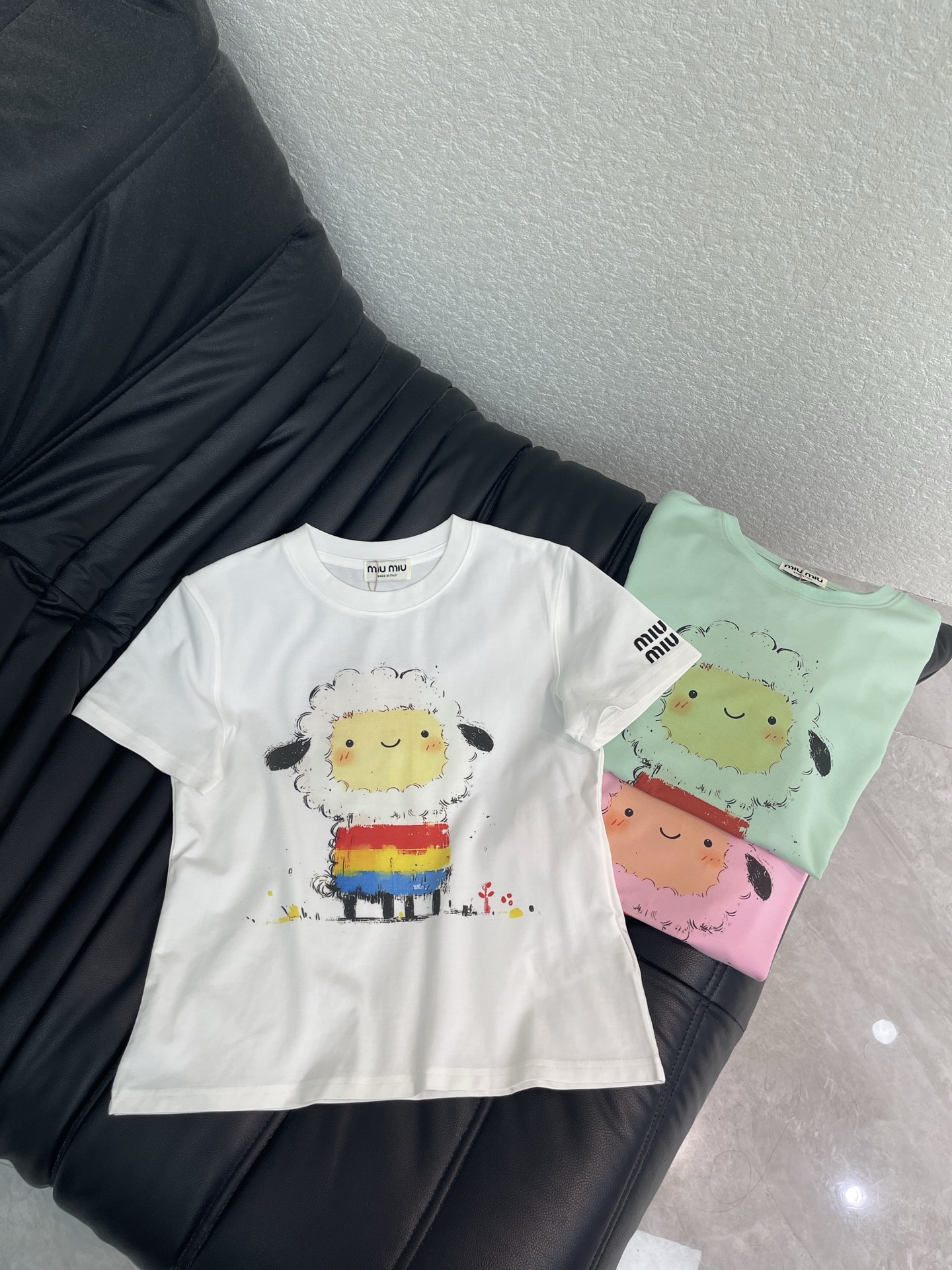 NO:932045,Miumi*26 new spring and summer digital printed lamb short-sleeved T-shirt, mercerized cotton fabric, high-density fashionable sports style, every daily wear, playful and age-reducing design elements full of vitality, high quality, sizes S-XXL,,miumiu,T-shirt,tees,t-shirt,19860909Miumi*26春夏新款数码印花小羊短袖T恤 丝光棉面料 高密度时髦运动风 每个日常的穿搭 俏皮减龄充满元气的设计元素 高品质 尺码S-XXL,,miumiu,T-shirt,tees，t-shirt,,Women's clothing