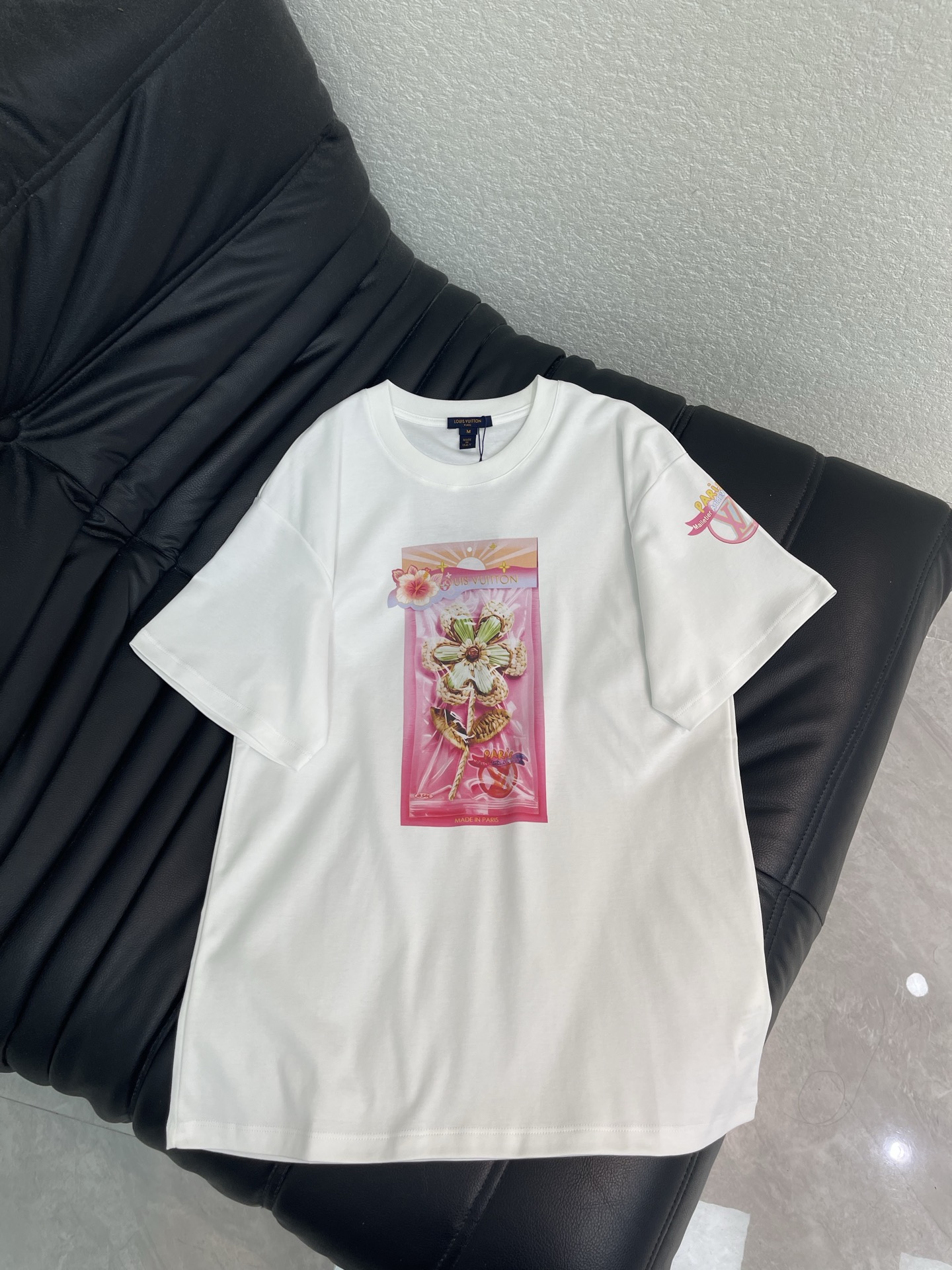 NO:929034,Louis Vuitto*26 new spring and summer new round neck flower printed short-sleeved T-shirt of the same cloth!  Customized imported cotton material with high texture, comfortable and breathable. The neckline is processed with threaded hemming details to add layering to the look. The floral pattern and iconic letter logo elements are embellished in the center of the chest to highlight the brand tone. Development of surface accessories. Conventional round neck short-sleeved T-shirt tailoring. Casual and relaxed for daily commuting. It is fashionable to wear alone!  SML,,louis vuitton,T-shirt,tees,t-shirt,19860909Louis Vuitto*26春夏新款同布 圆领花朵印花短袖T恤！定制进口全棉材质 质感上乘 舒适透气 领口采用螺纹包边细节处理 增添造型层次感 胸前居中点缀花朵图案标志性字母徽标元素 彰显品牌调性 面辅料开发 常规圆领短袖T恤剪裁 日常通勤休闲松弛 单穿内搭出彩时髦！SML,,louis vuitton,T-shirt,tees，t-shirt,,Women's clothing