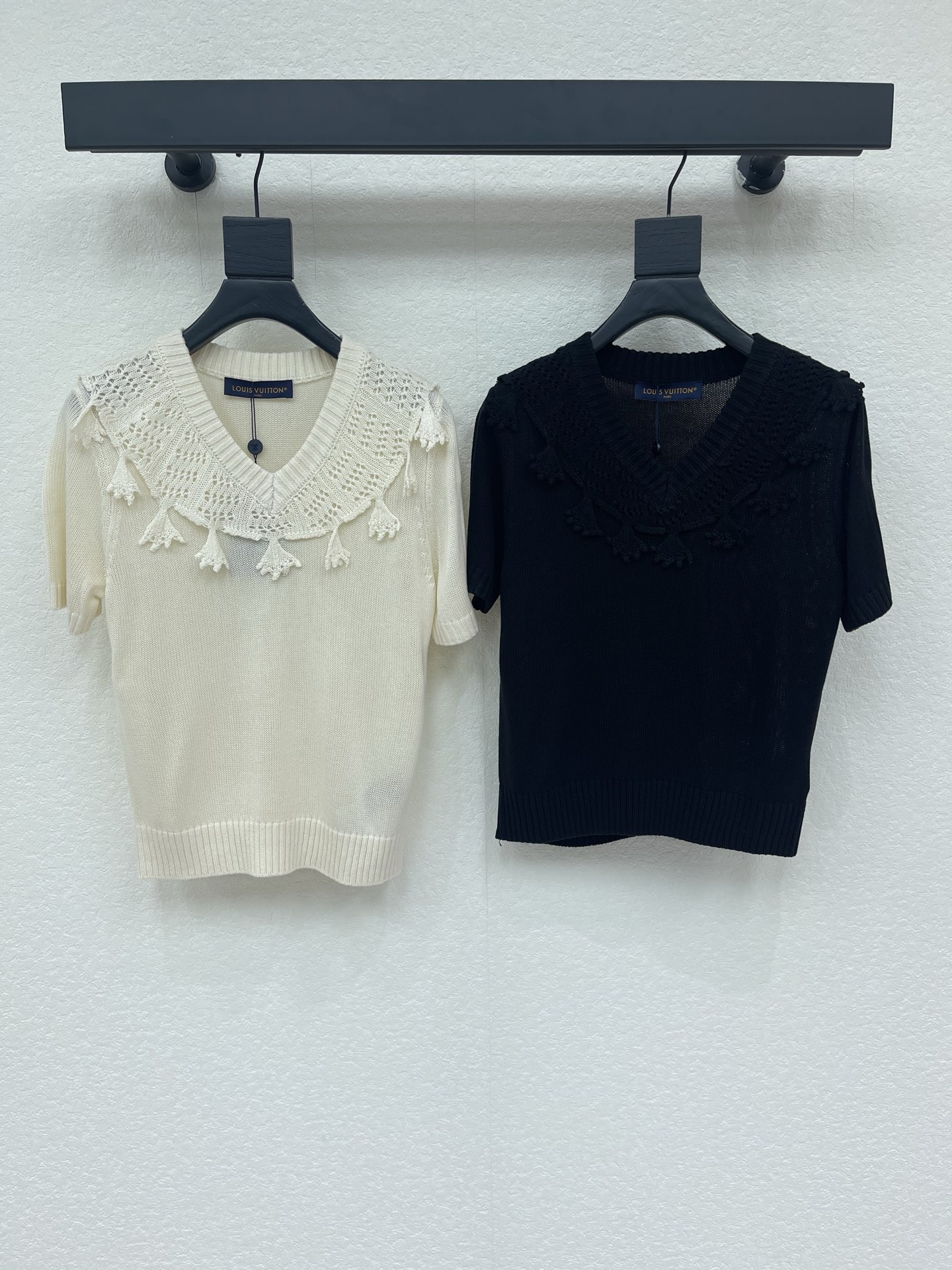 NO:929035,Louis Vuitto*26 new early autumn lace collar knitted short sleeves!  Customized imported cotton wool material, high-quality texture, V-neck knitted short-sleeved cut, embroidered stitching design on the collar, adding layering to the look, showing a well-behaved college style, and wearing it to reduce age and youth!  SML,,louis vuitton,T-shirt,19860909Louis Vuitto*26早秋新款花边领针织短袖！定制进口棉毛材质 质感高级上乘 V领针织短袖剪裁 领边绣花拼接设计 增添造型层次感 呈现乖巧学院风格 穿搭减龄青春！SML,,louis vuitton,T-shirt,,Women's clothing