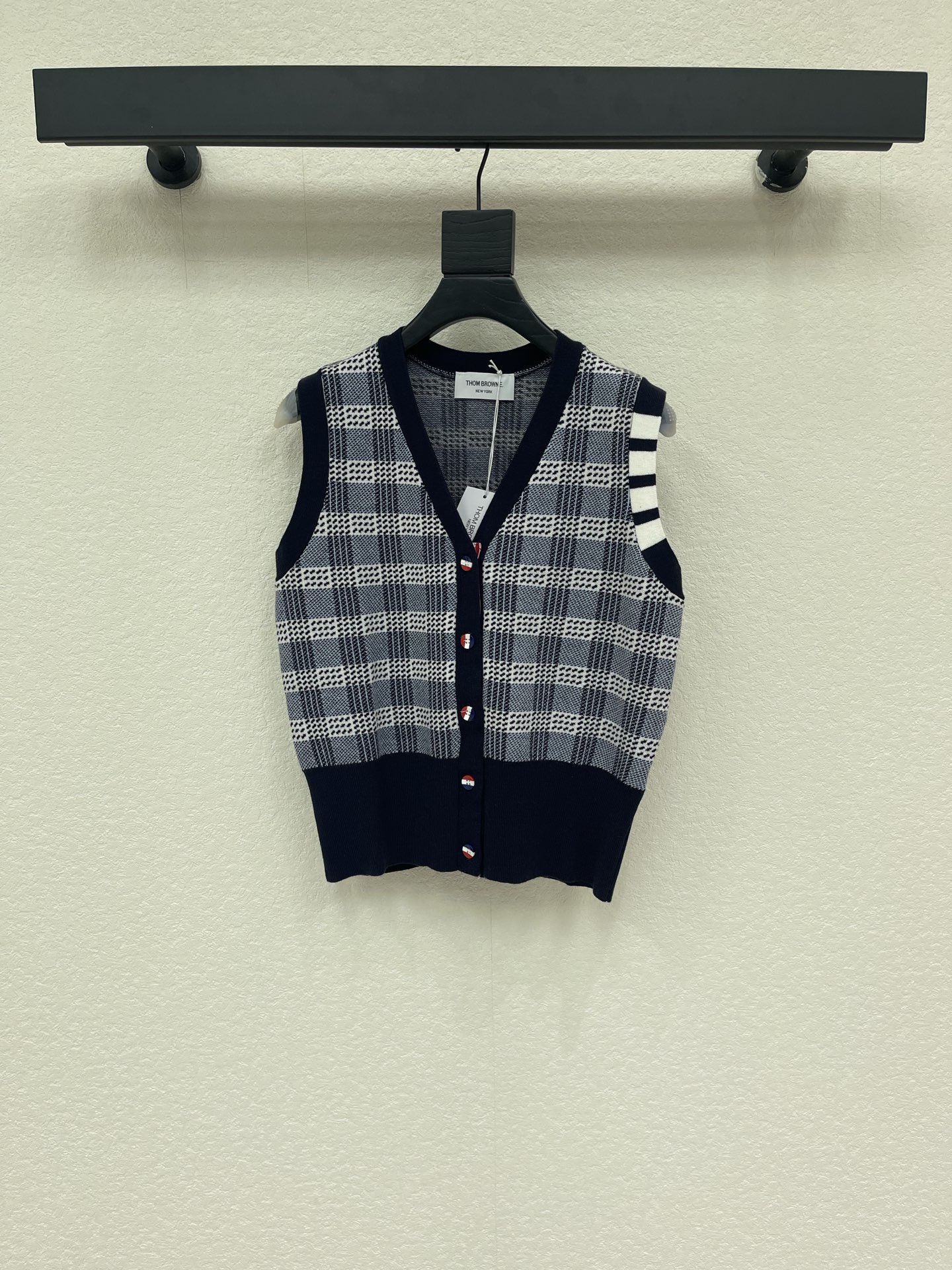 NO:929016,Thom Brown*26 new early autumn tb plaid knitted V-neck vest vest!  Customized wool knitted yarn material, high-end texture, delicate, soft and comfortable, classic plaid texture all over the body, customized single-row button adjustment, four-stripe design on the cuffs to highlight the brand personality, perfect for daily commuting alone and stylish!  SML,,19860909Thom Brown*26早秋新款tb格纹针织V领背心马甲！定制羊毛针织纱线材质 质感高级 细腻柔软舒适 通体大身经典格纹肌理纹路 定制单排纽扣调节 袖口四条杠设计突出品牌个性 日常通勤单穿内搭出彩时髦！SML,,,Women's clothing