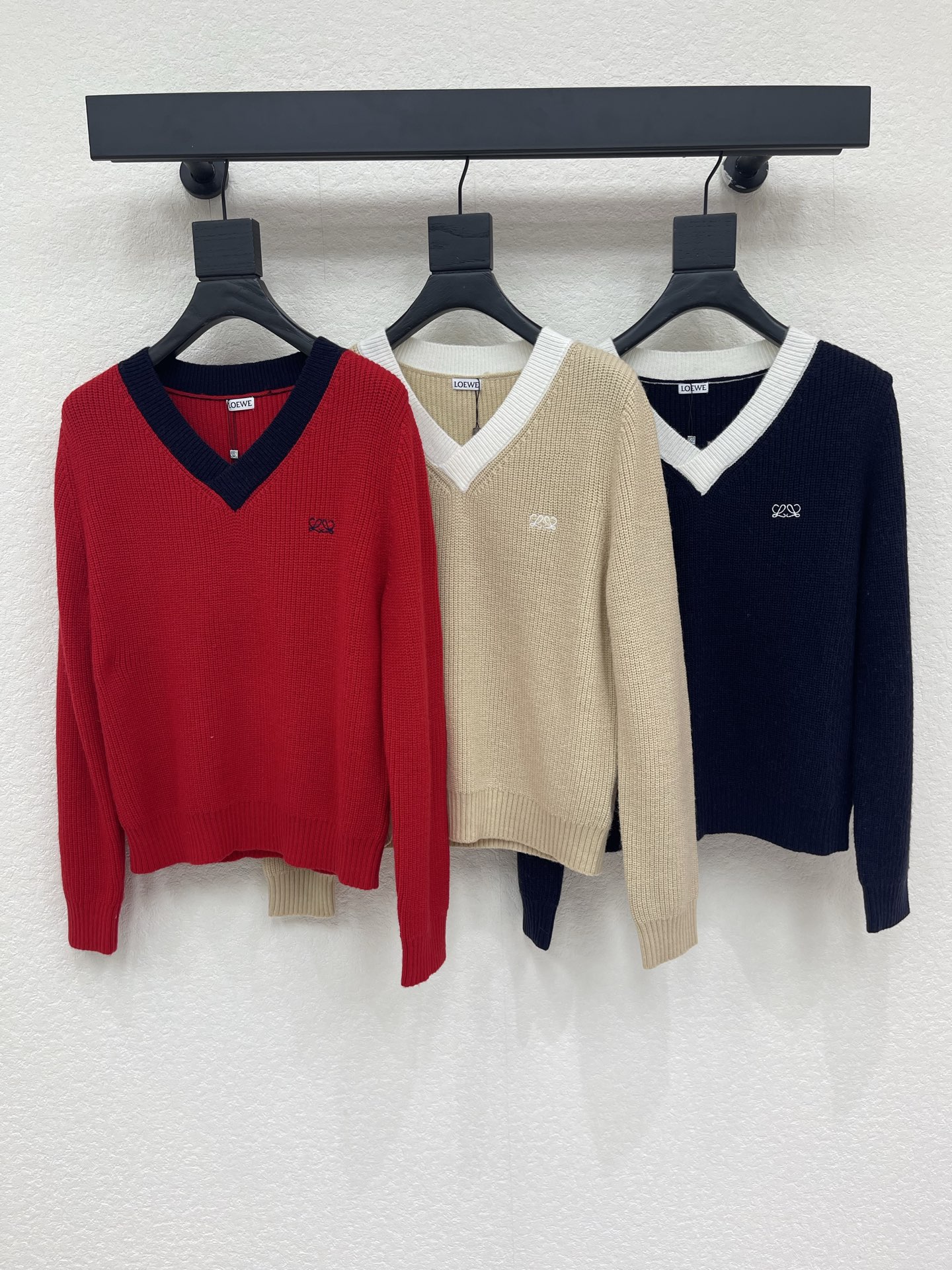 NO:929006,Loew*26 early autumn new synchronized contrasting color V-neck pullover knitted long-sleeved sweater!  Customized wool-blend yarn knitted material, soft and comfortable, high-quality texture, V-neck pullover long-sleeved cut, contrasting color edging on the neckline, full of college elite atmosphere overall, embroidered logo details on the chest echo the brand's luxurious tone, regular loose fit design, tolerant of body shape, improved lines, making the outfit look slimmer and more fashionable!  SML,,loewe,sweaters,19860909Loew*26早秋新款同步 撞色V领套头针织长袖毛衣！定制羊毛混纺纱线针织材质 柔软舒适 质感高级 V领套头长袖剪裁 领口撞色包边勾勒 整体学院精英氛围感十足 胸前刺绣徽标细节呼应品牌奢华调性 常规宽松版型设计 包容身材 改善线条 让穿搭显瘦而时髦！SML,,loewe,sweaters,,Women's clothing