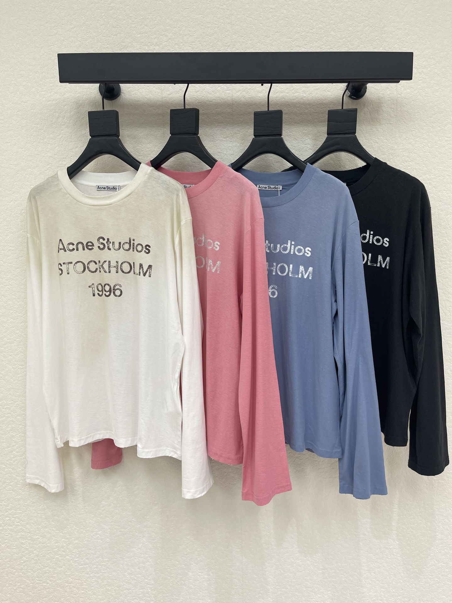 NO:928967,Acne*26 early autumn new style retro washed worn 1996 logo printed long-sleeved T-shirt!  Yellow and white skins can be washed directly. The distressed washed cotton feels soft and fufu, and it is very comfortable to wear close to the body. The loose fit is super friendly to all body types, and it looks good when tucked into the corners of clothes. The 1996 letter print on the chest is low-key and recognizable. When paired with jeans and overalls, you can unlock the American retro or Nordic minimalist style with one click. Just put it on when you go out in spring and summer, good news for lazy people!  SML,,acne studios,jeans,tees,t-shirt,19860909Acne*26早秋新款复古水洗磨破做旧1996 logo印花长袖T恤！黄皮白皮都能直接冲.做旧水洗棉摸起来软fufu的,贴身穿巨舒服,宽松版型对各种身材都超友好,随便塞衣角都好看.胸前的1996字母印花低调又有辨识度,搭配牛仔裤、工装裤都能一键解锁美式复古或北欧极简风,春夏出门套上就走,懒人福音！SML,,acne studios,jeans,tees，t-shirt,,Women's clothing