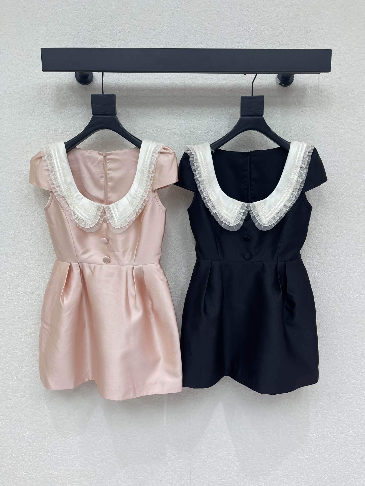 NO:928958,Design 26 spring and summer new product Rich family lace doll collar waist short dress Double-layer lace large U-shaped doll collar design softly modifies the shoulder and neck lines Comes with a sweet and girly feel High waist waisted version makes the upper body slimming Comes with delicate soft satin fabric that feels smooth and shiny Sweet and elegant taking into account SML,,skirts,19860909设计 26春夏新品富家千金蕾丝娃娃领收腰短款连衣裙 双层花边大U型娃娃领设计柔和修饰肩颈线条 自带清甜少女感 高腰收腰版型上身巨显瘦 自带细腻柔光缎面面料触感顺滑有光泽 甜美优雅兼顾SML,,skirts,,Women's clothing
