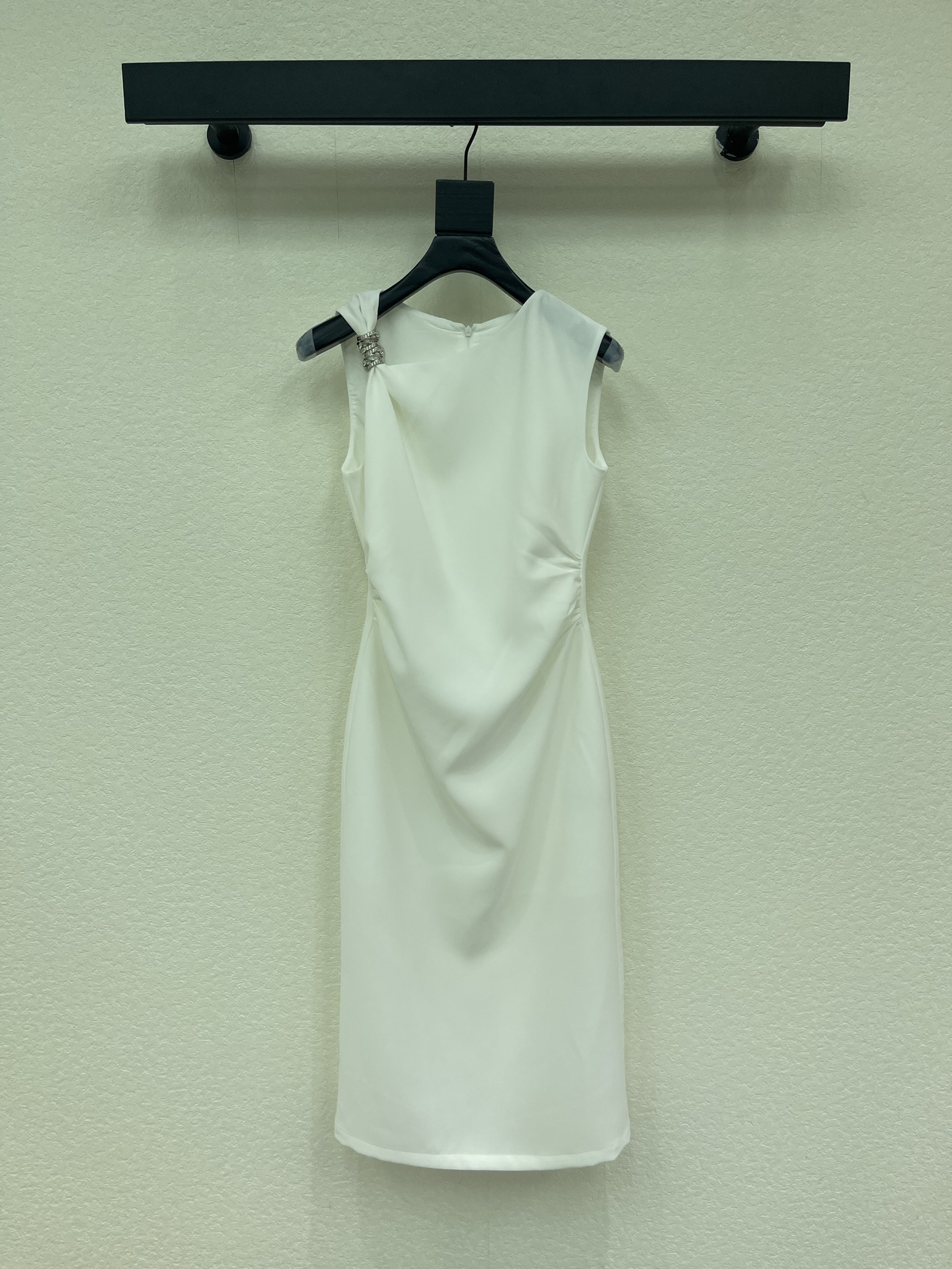 NO:934869,Design 26 new product long sleeveless dress with light luxury metal decoration. Bevel-cut asymmetrical neckline design. One-side shoulder strap is embellished with exquisite diamond metal buckle to low-key and brighten the overall feeling. Three-dimensional pinch pleat design on the waist cleverly hides the flesh of the waist and abdomen. Naturally forming smooth drape lines. The simple version has a sense of elegance. It can be easily worn in daily or formal occasions. SMLXL,,skirts,19860909设计26新品长款轻奢金属装饰无袖连衣裙 斜切不对称领口设计 单侧肩带点缀精致钻石金属扣低调提亮整体感觉 腰侧立体捏褶收腰设计 巧妙藏住腰腹肉肉 自然形成流畅垂坠线条 简约版型自带优雅大气感 日常或正式场合都能轻松驾驭SMLXL,,skirts,,Women's clothing