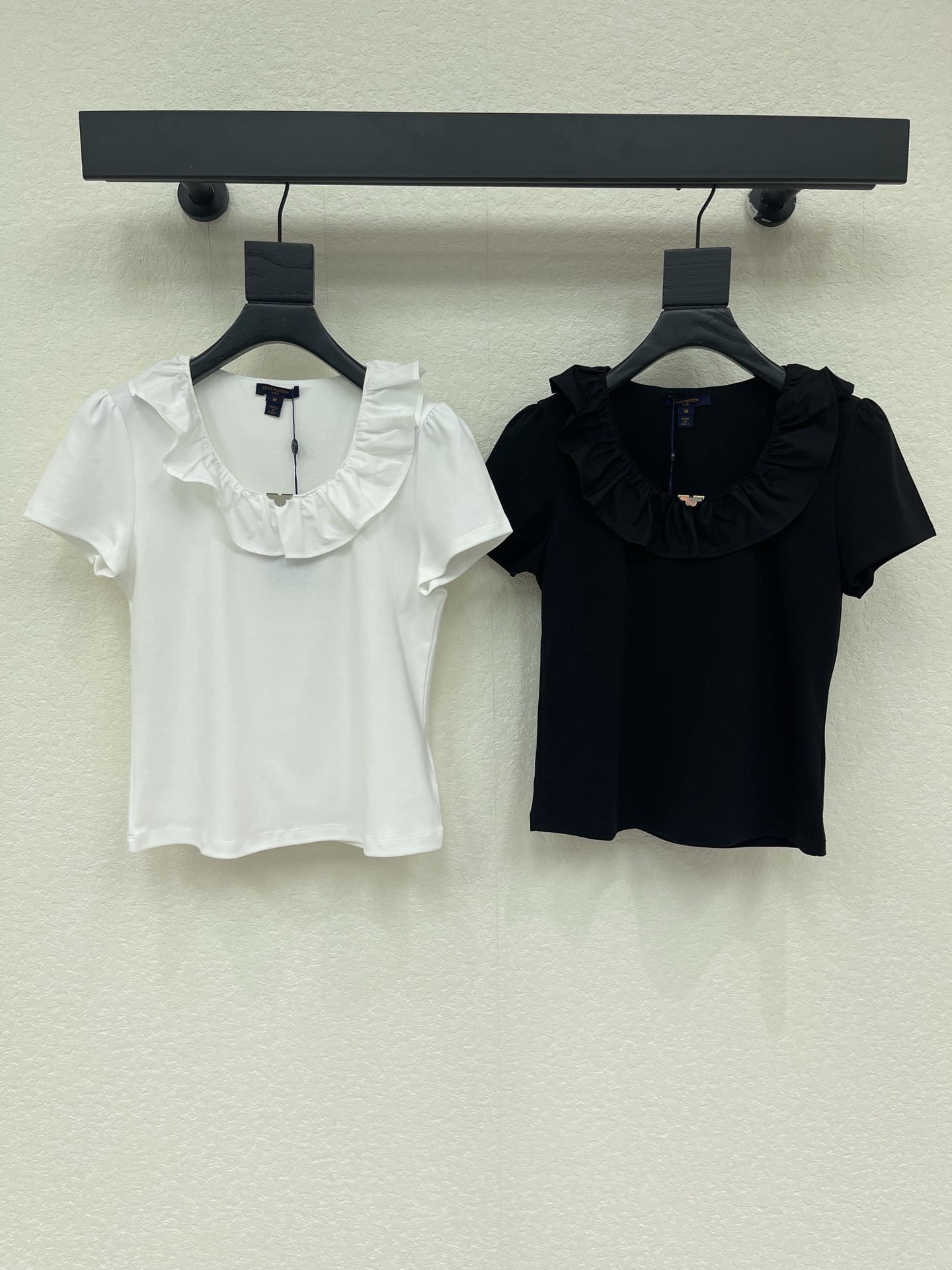 NO:929024,Louis Vuitto*26 new spring and summer ruffled U-neck short-sleeved T-shirt!  Made of high-quality cotton fabric, soft and skin-friendly, the upper body is comfortable. The large arc lace neckline modifies the neck line. It has a sweet atmosphere. Simple and neat short-sleeved tailoring. The sleeves optimize the shoulder shape. The slim fit that fits the body shape is very proportional. It is suitable for pairing with jeans and skirts. It is easy to maintain a gentle temperament for daily commuting!  SML,,louis vuitton,skirts,jeans,T-shirt,tees,t-shirt,19860909Louis Vuitto*26春夏新款荷叶边U领短袖T恤！采用高品质棉面料 柔软亲肤上身舒适 大弧度花边领口修饰脖颈线条 自带甜美氛围感 简约利落的短袖剪裁 袖子优化肩型 贴合身形的修身版型很显比例 搭配牛仔裤 半身裙都很合适 通勤日常轻松拿捏温柔气质！SML,,louis vuitton,skirts,jeans,T-shirt,tees，t-shirt,,Women's clothing