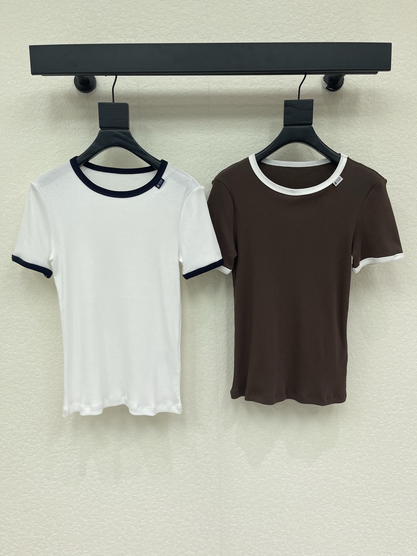 NO:929045,Prad*26 new small label contrast collar short-sleeved T-shirt, made of high-quality knitted fabric, soft and skin-friendly, super comfortable to wear!  The black round neck and cuffs are designed in contrasting colors, which is simple and recognizable. The slim cut easily highlights the figure, and can be easily used for daily commuting or leisure. It goes well with matching skirts and skirts, and can be easily switched between multiple styles. It is a must-have and versatile item in the wardrobe!  2 colors SML,,prada,skirts,T-shirt,tees,t-shirt,19860909Prad*26新款小标签撞色领短袖T恤,采用高品质针织面料,柔软亲肤,穿着超舒适！黑色圆领和袖口撞色设计,简约又有辨识度.修身剪裁,轻松凸显身形,日常通勤或休闲都能轻松驾驭.搭配、半裙都很OK,轻松切换多种风格,是衣橱必备百搭单品！2色 SML,,prada,skirts,T-shirt,tees，t-shirt,,Women's clothing
